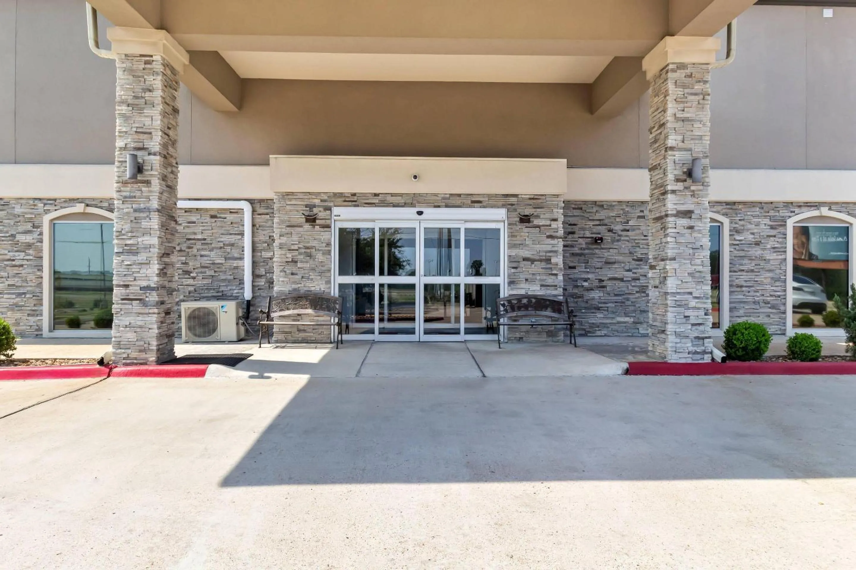 Property building in Econo Lodge