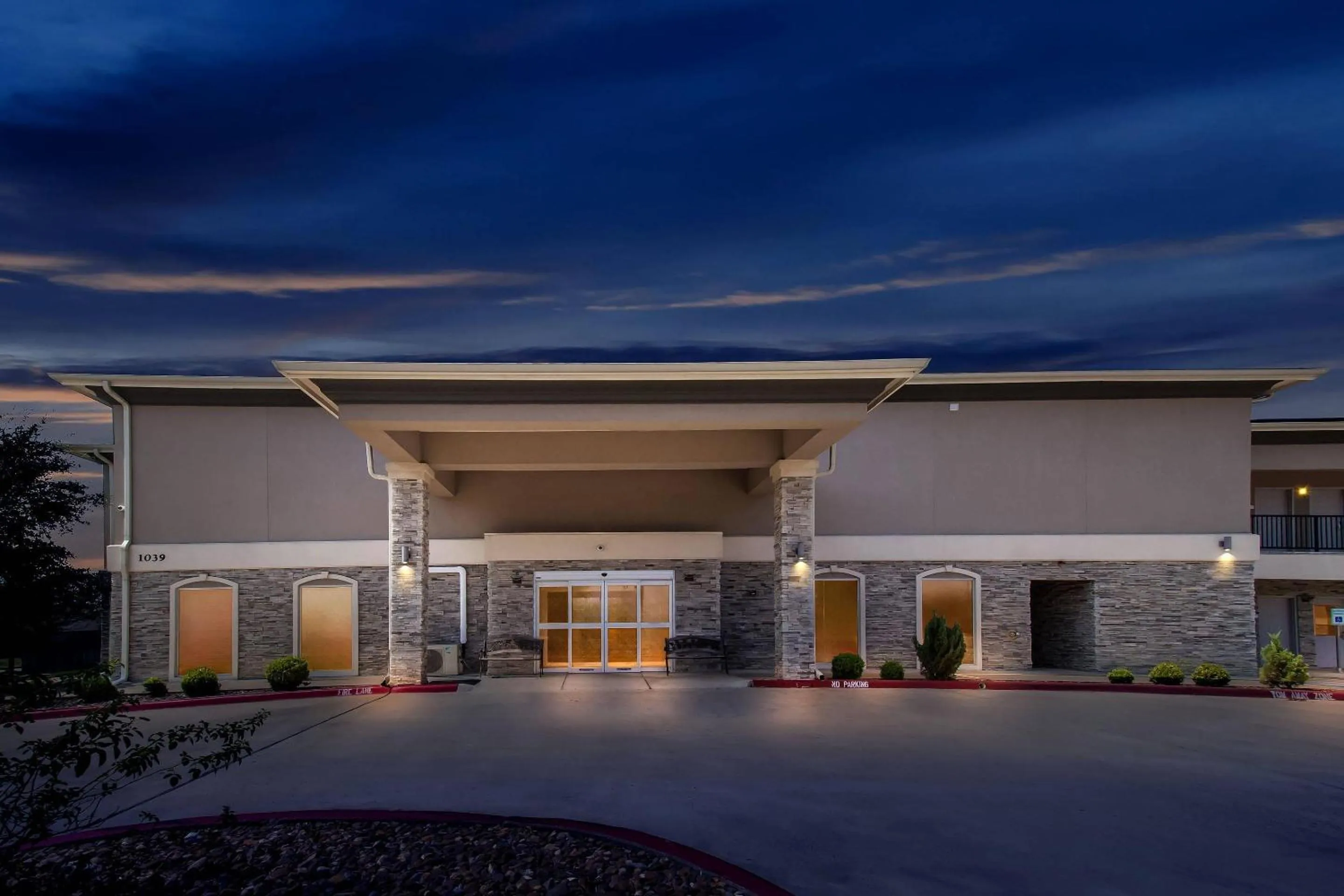 Property building in Econo Lodge