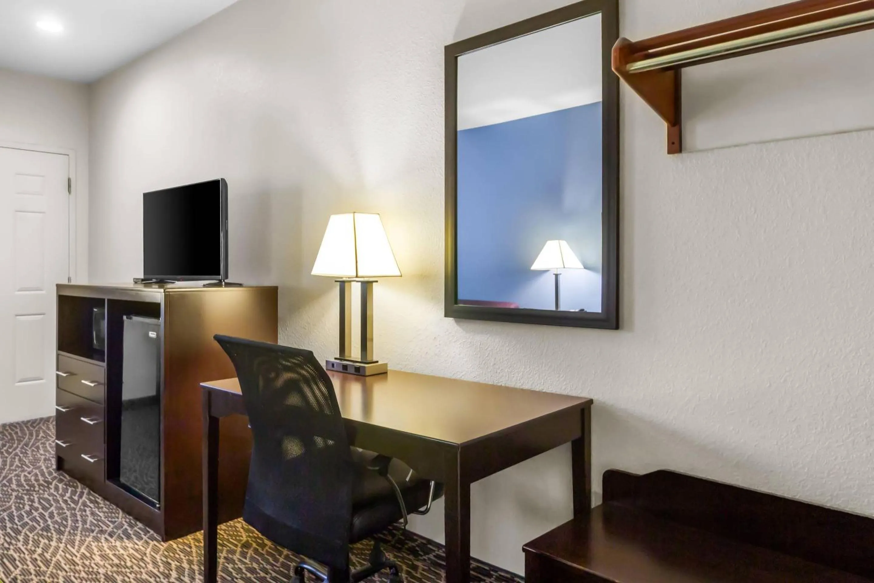 Bedroom in Econo Lodge