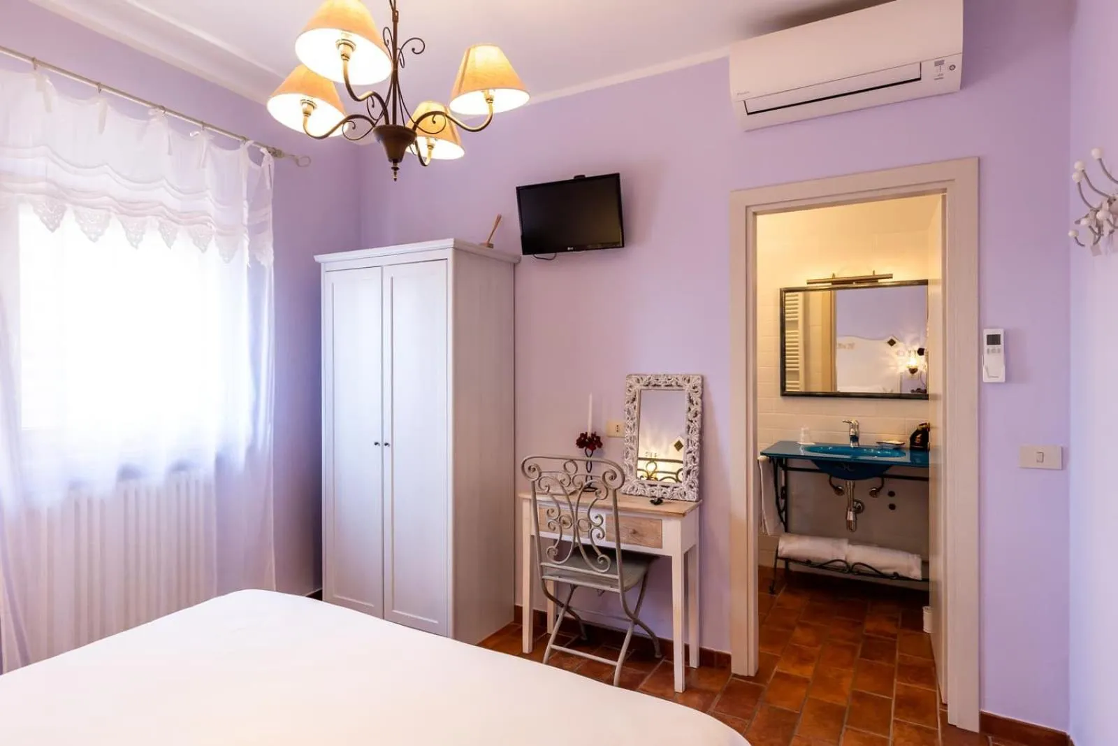 Photo of the whole room, Bed in La Loggia Historic Resort