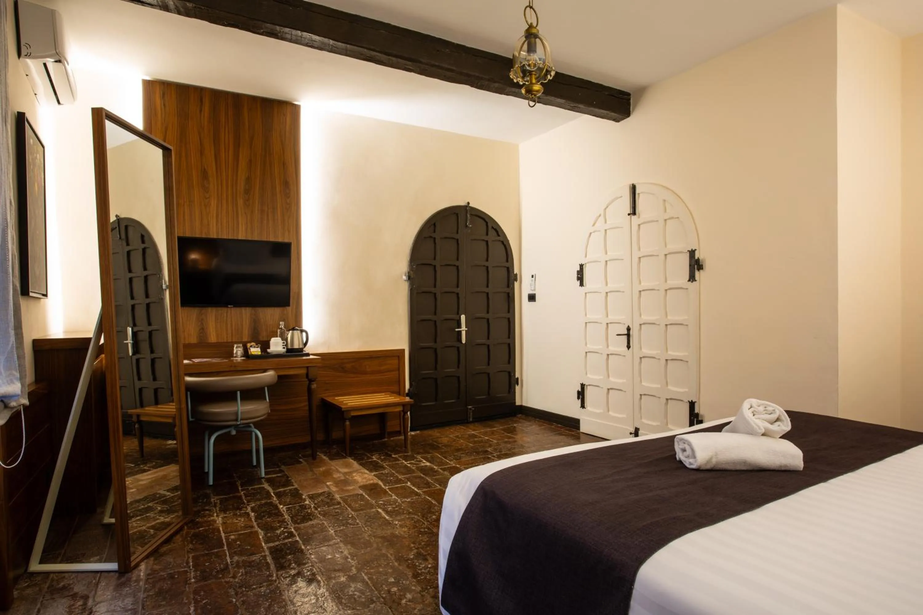 Photo of the whole room, Bed in La Loggia Historic Resort