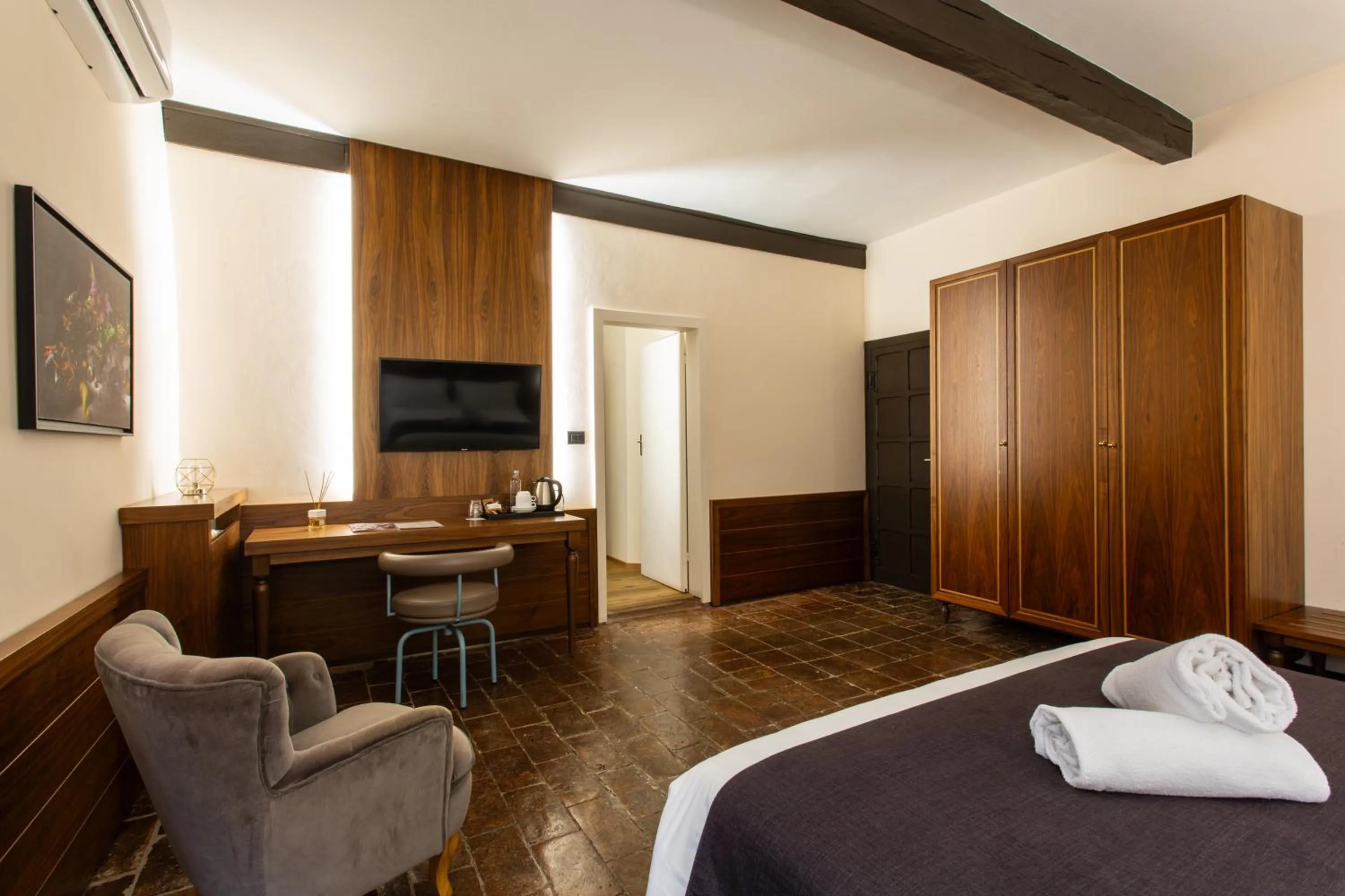 Photo of the whole room, Bed in La Loggia Historic Resort