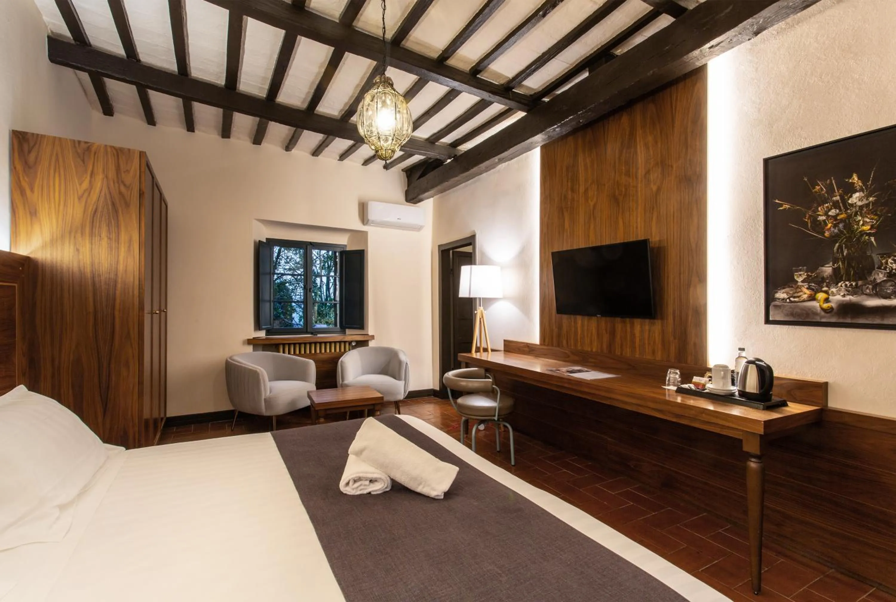 Photo of the whole room, Bed in La Loggia Historic Resort