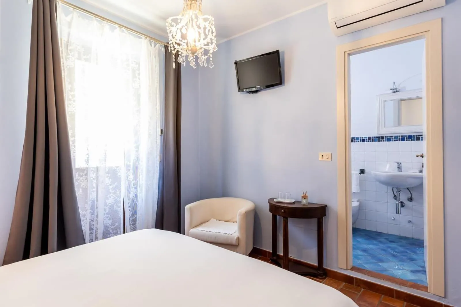 Photo of the whole room, Bed in La Loggia Historic Resort