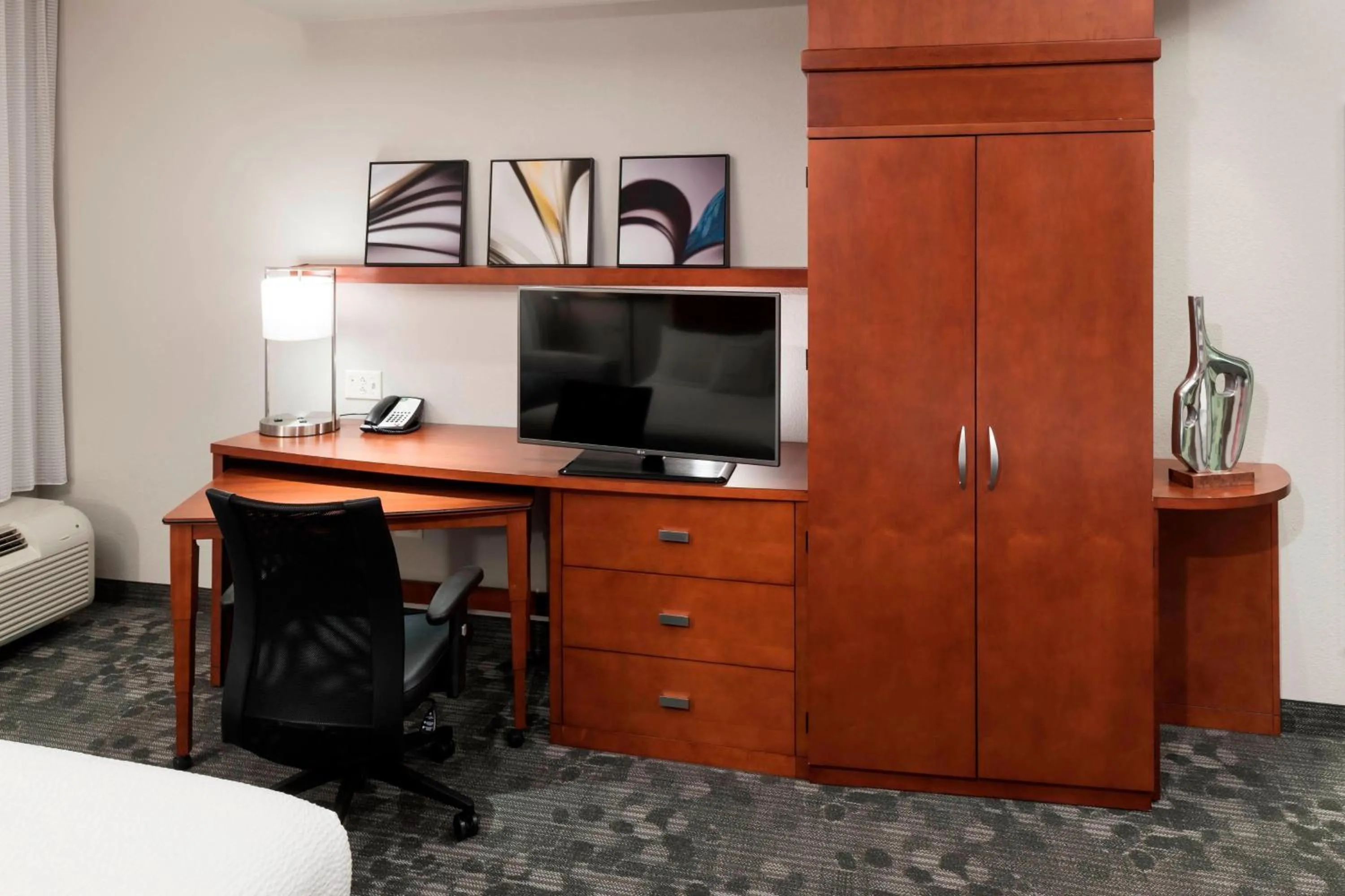 Photo of the whole room in Courtyard by Marriott Franklin Cool Springs