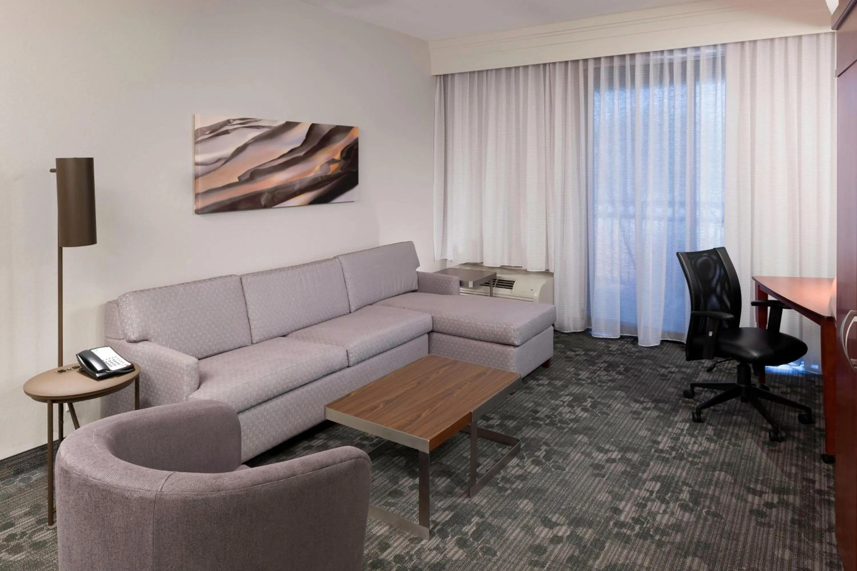 Living room in Courtyard by Marriott Franklin Cool Springs