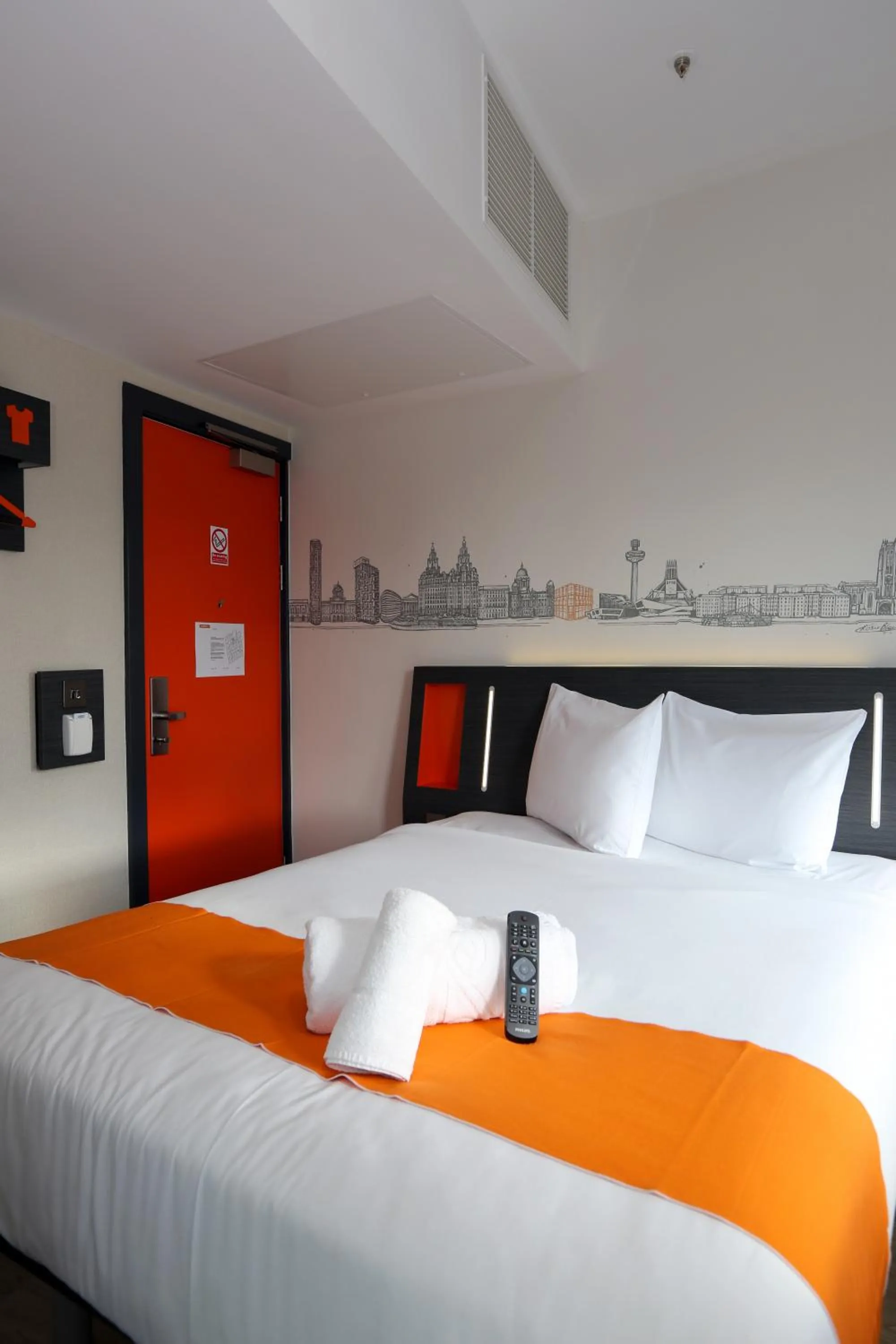 Bedroom, Bed in easyHotel Liverpool