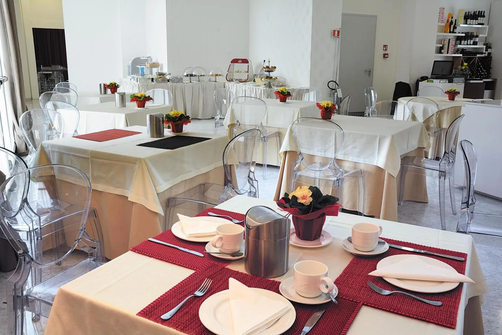 Restaurant/places to eat in S Hotel