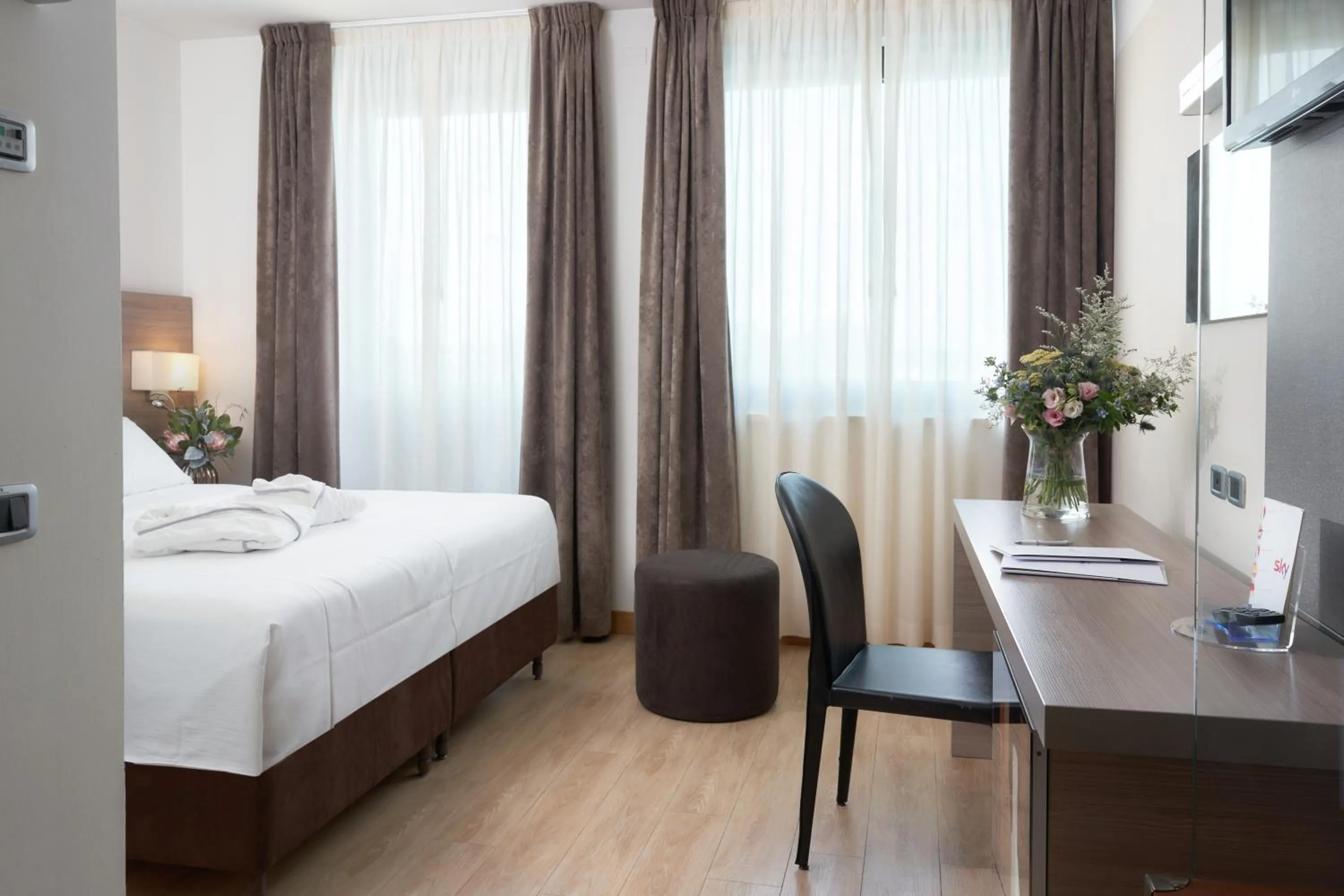 Bedroom, Bed in Hotel Omnia