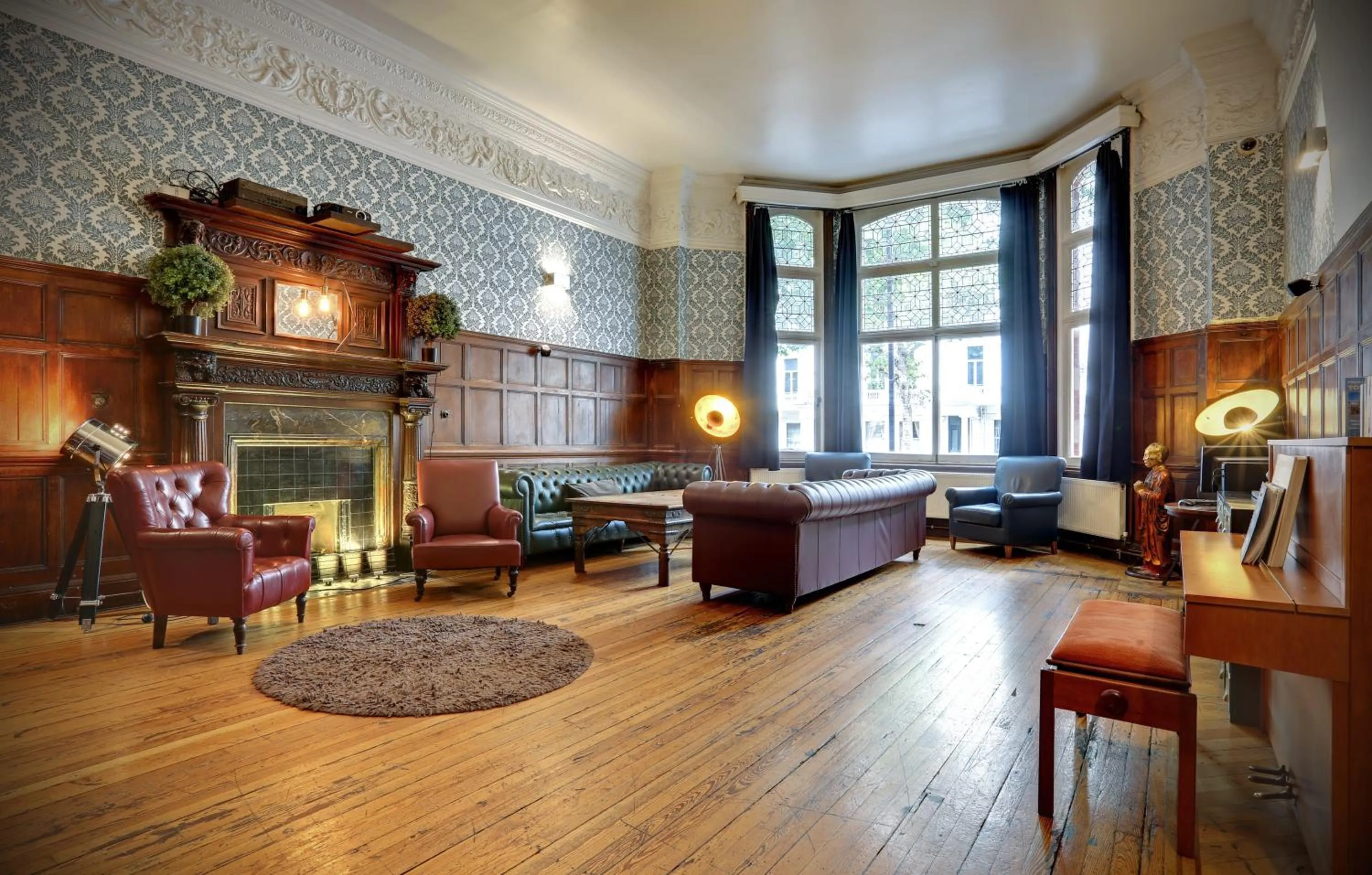 Communal lounge/ TV room in Astor Hyde Park Hostel