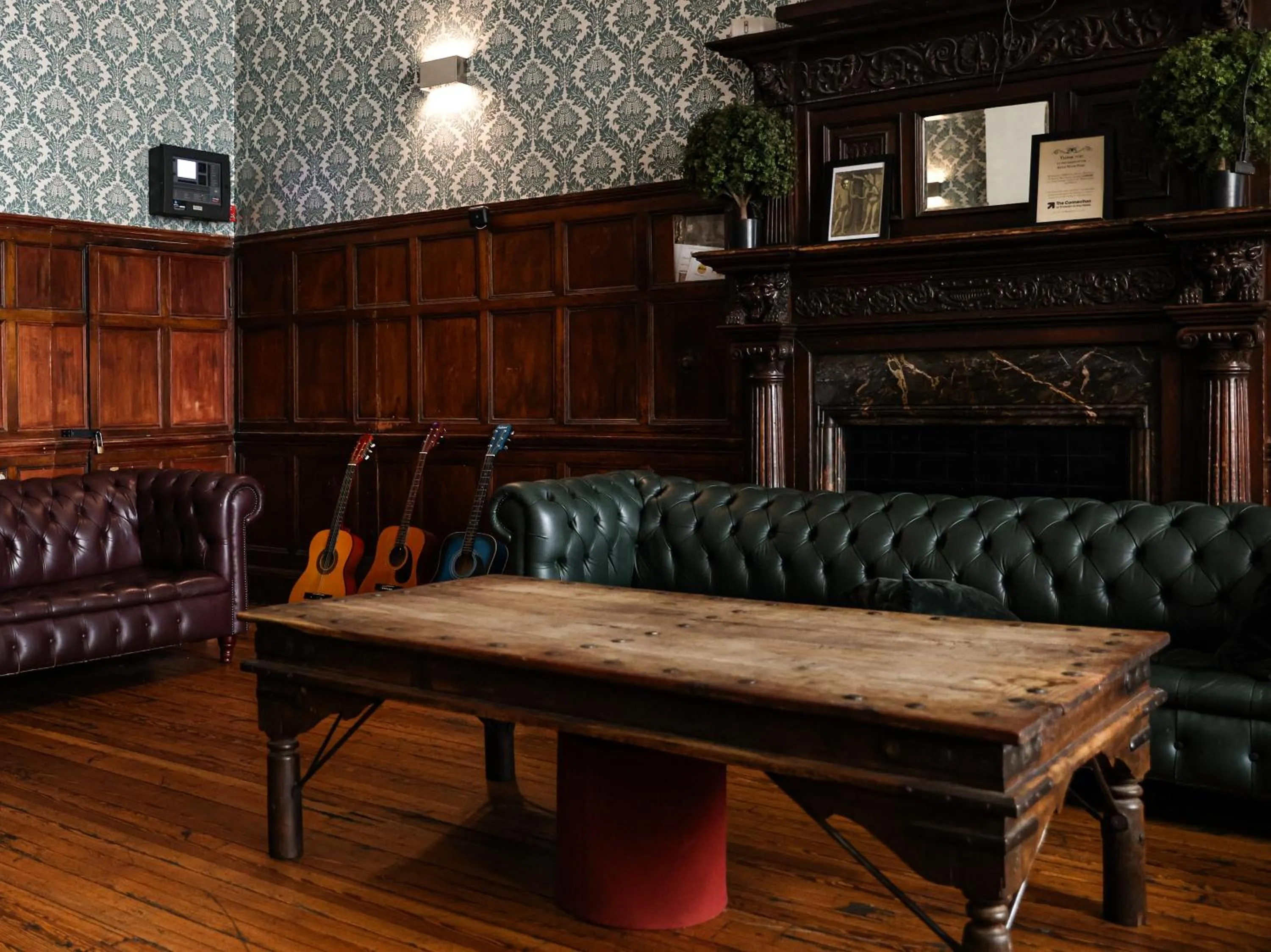 Communal lounge/ TV room in Astor Hyde Park Hostel