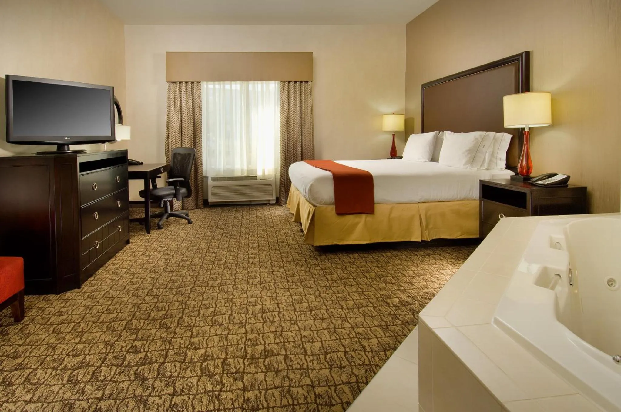 Photo of the whole room, Bed in Holiday Inn Express & Suites Alexandria - Fort Belvoir by IHG