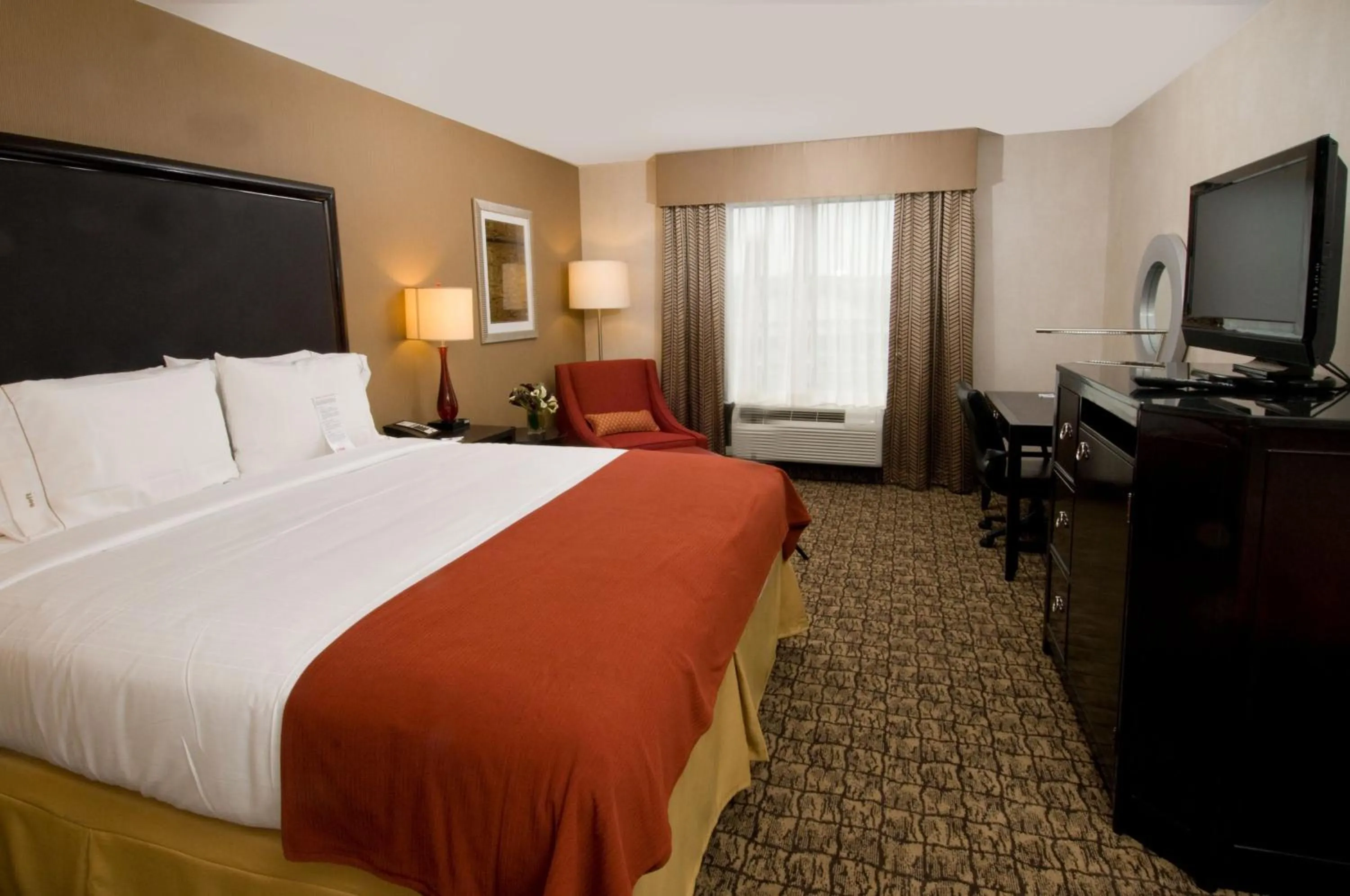 Photo of the whole room, Bed in Holiday Inn Express & Suites Alexandria - Fort Belvoir by IHG
