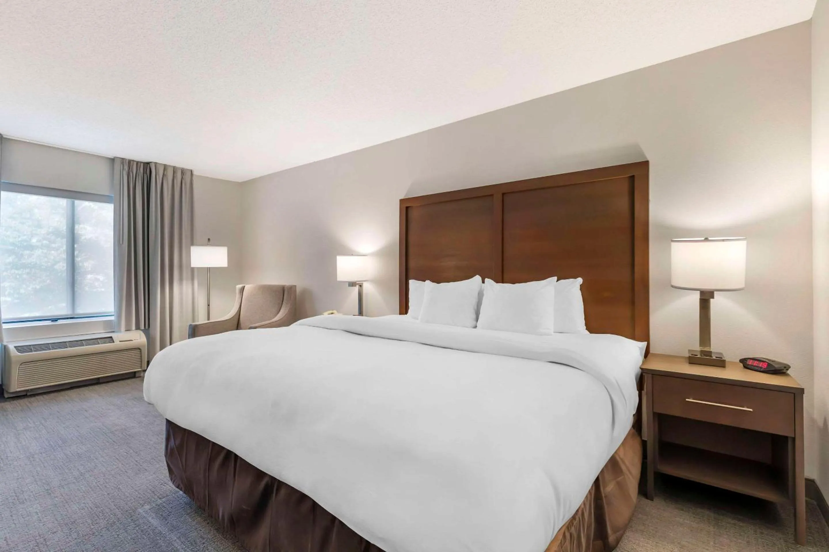 Bedroom, Bed in Comfort Inn & Suites Chestertown