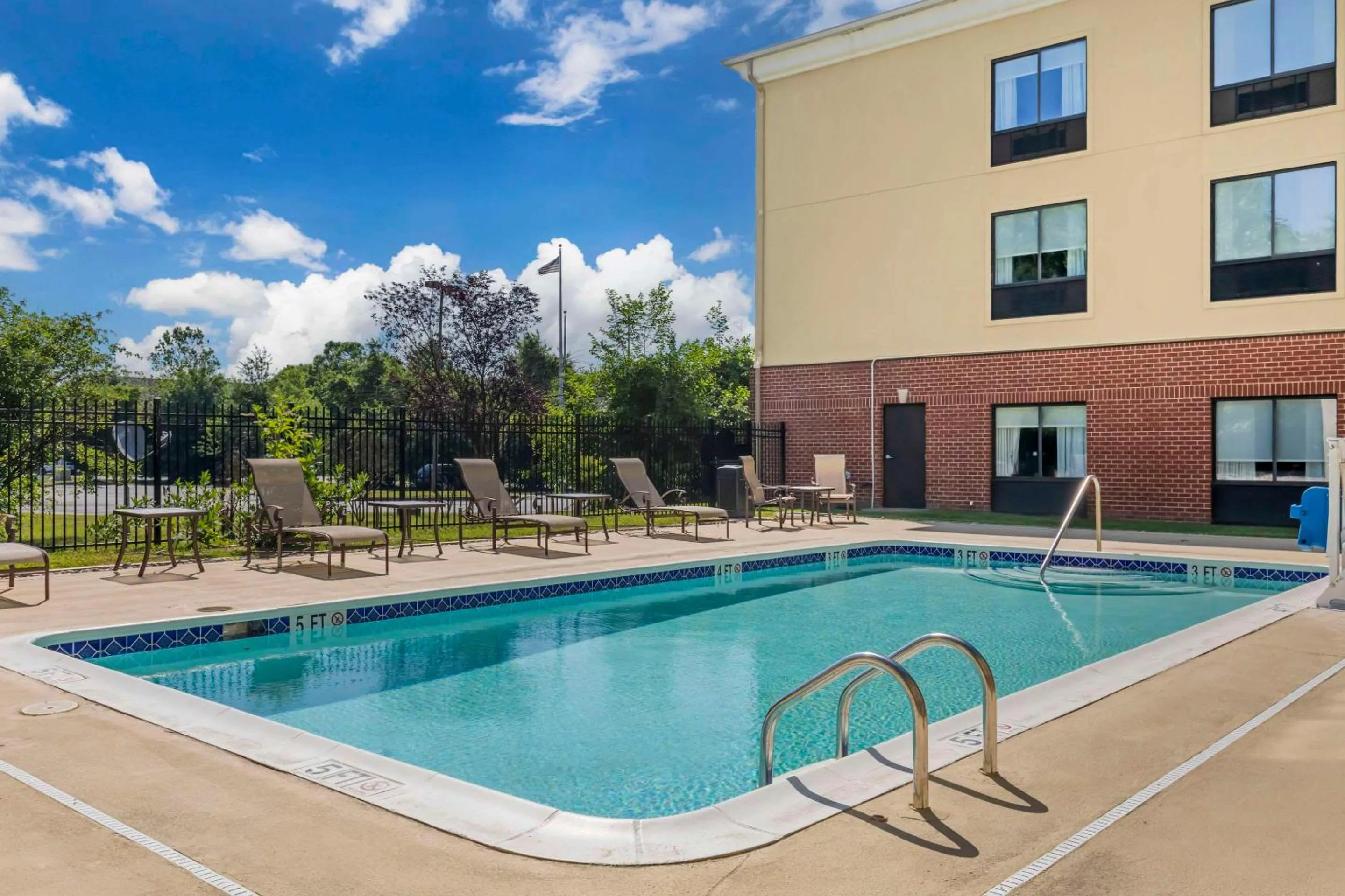 Swimming pool in Comfort Inn & Suites Chestertown