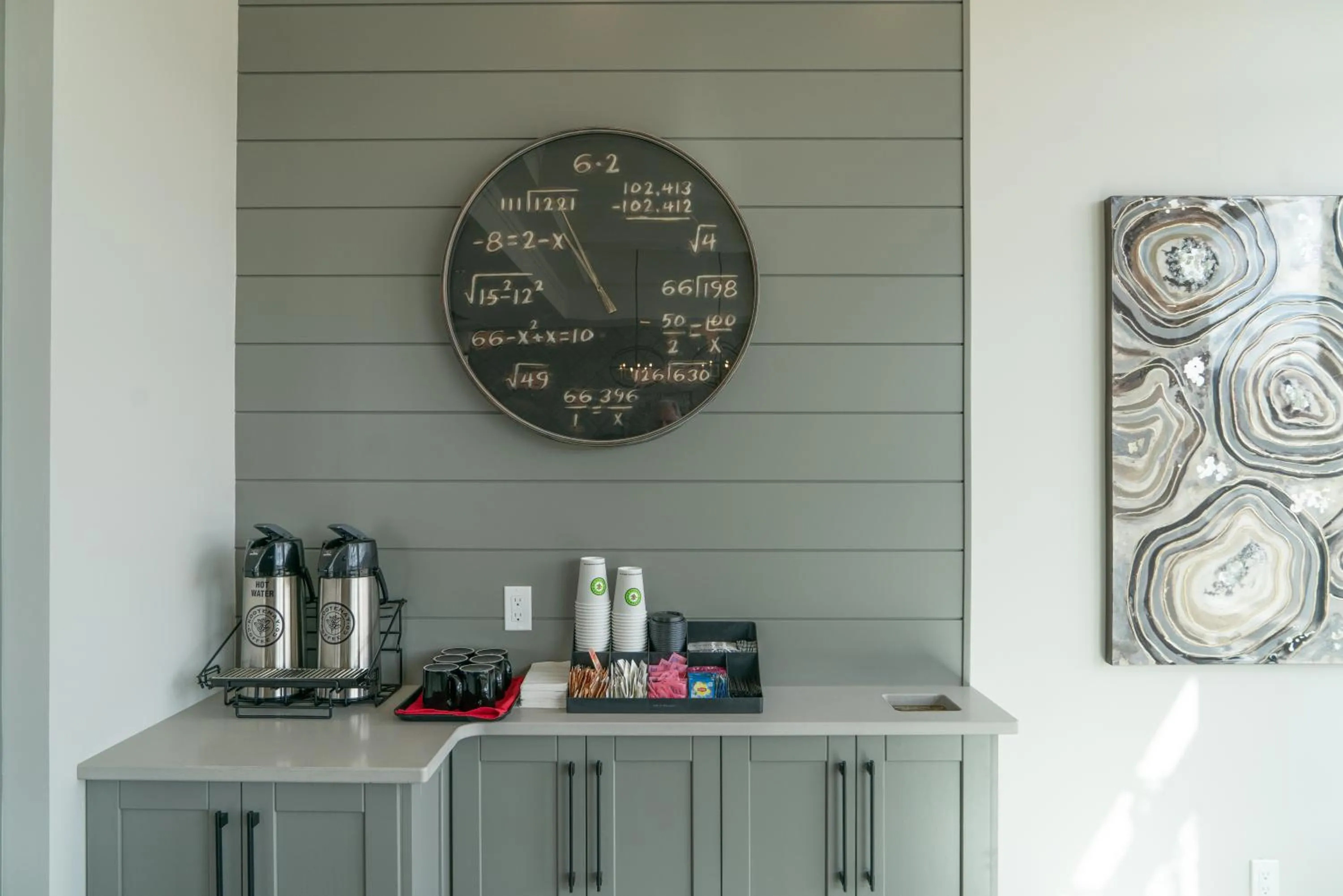 Coffee/tea facilities in Prestige Vernon Lodge