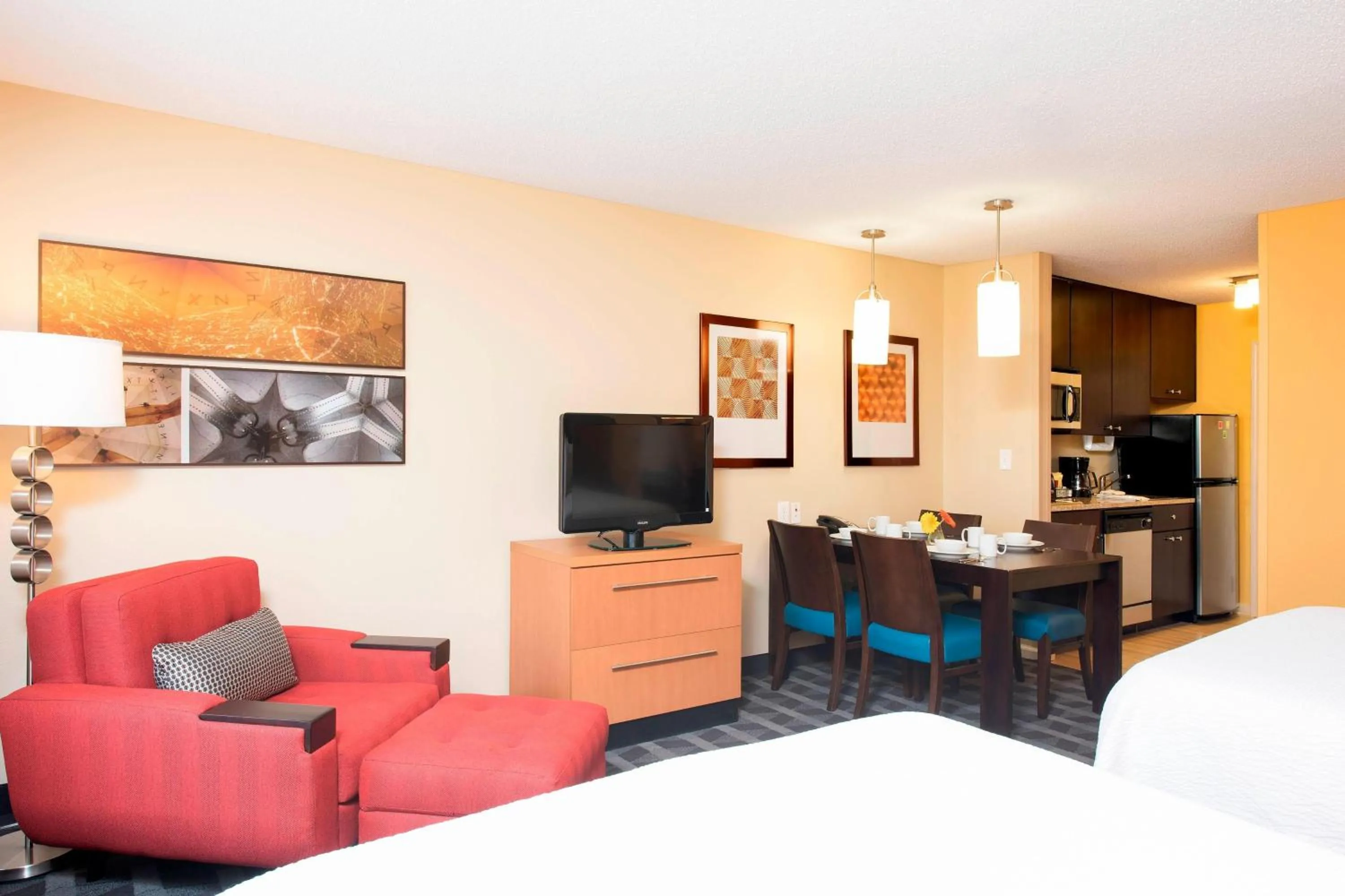Living room, Bed in TownePlace Suites by Marriott Kalamazoo