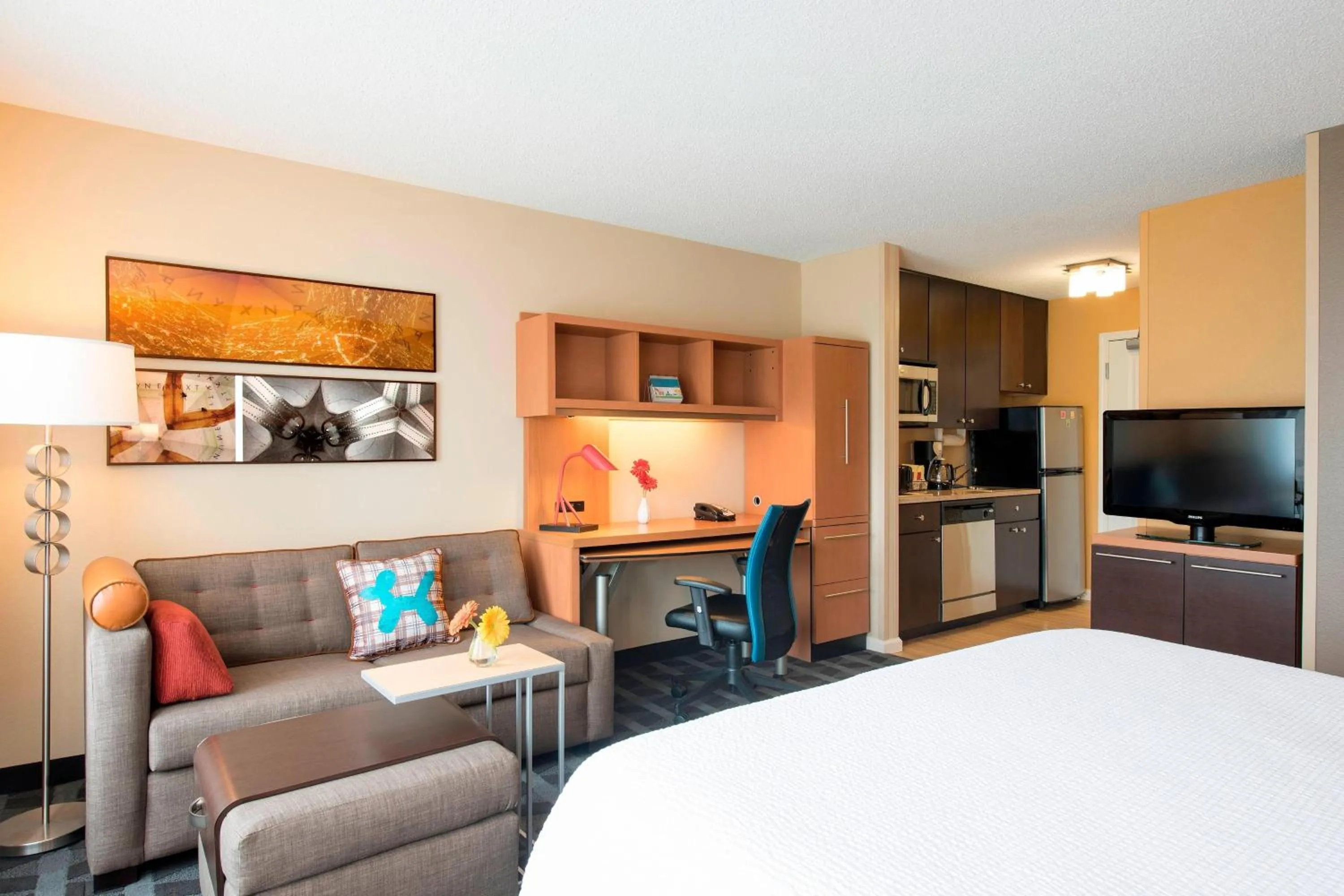 Living room, Bed in TownePlace Suites by Marriott Kalamazoo
