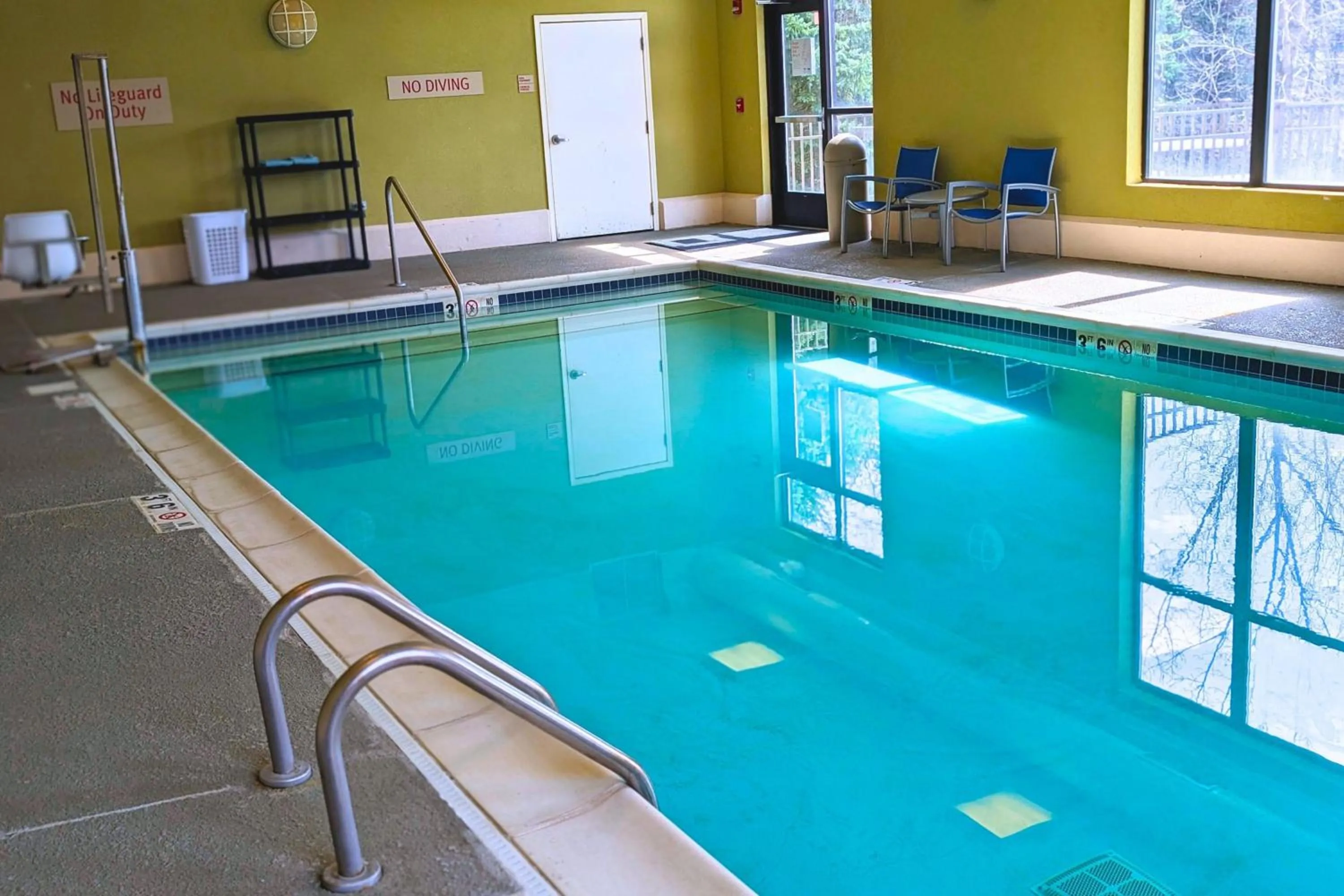 Swimming pool in TownePlace Suites by Marriott Kalamazoo