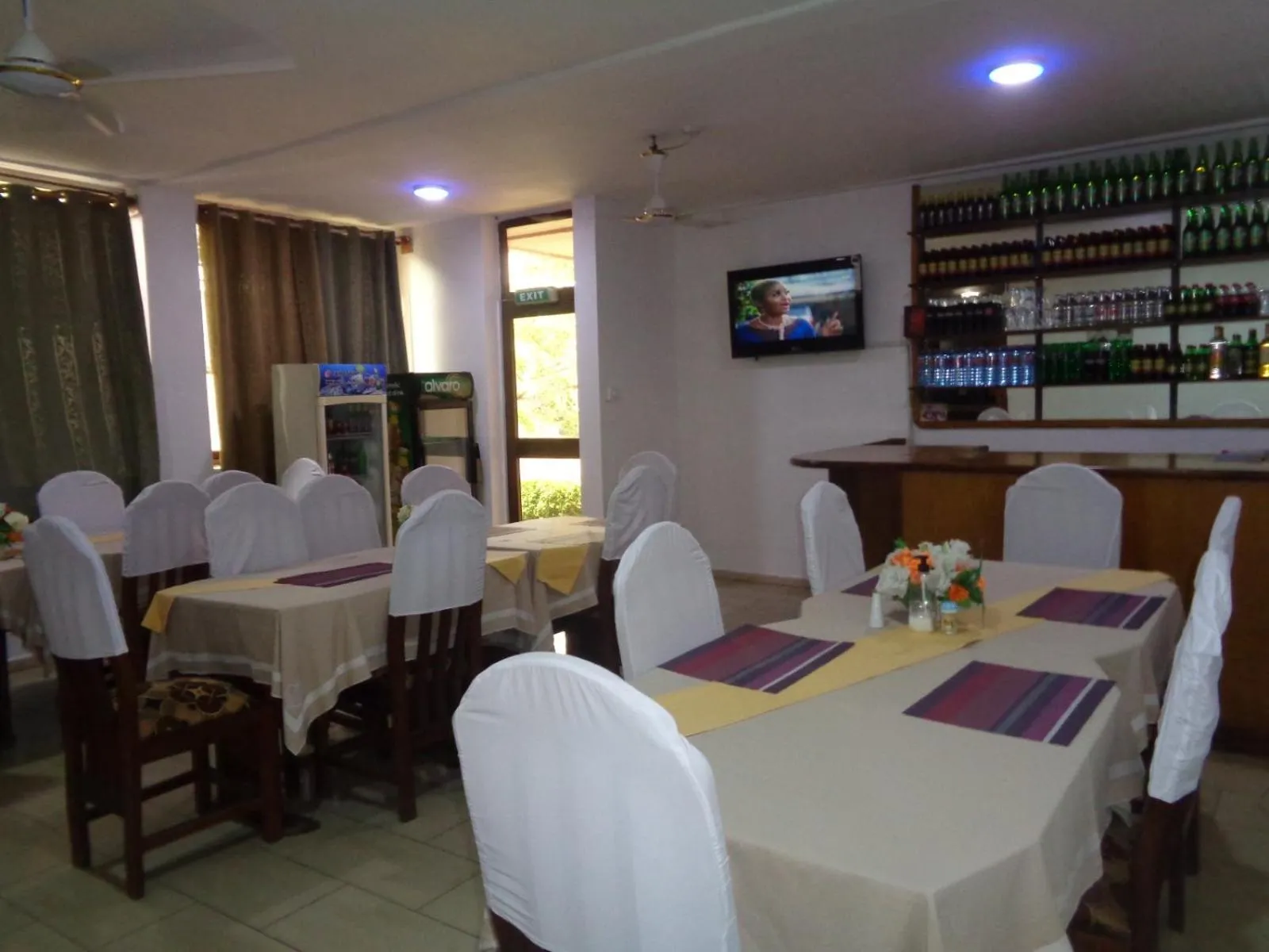 Restaurant/places to eat in Queensland Hotel