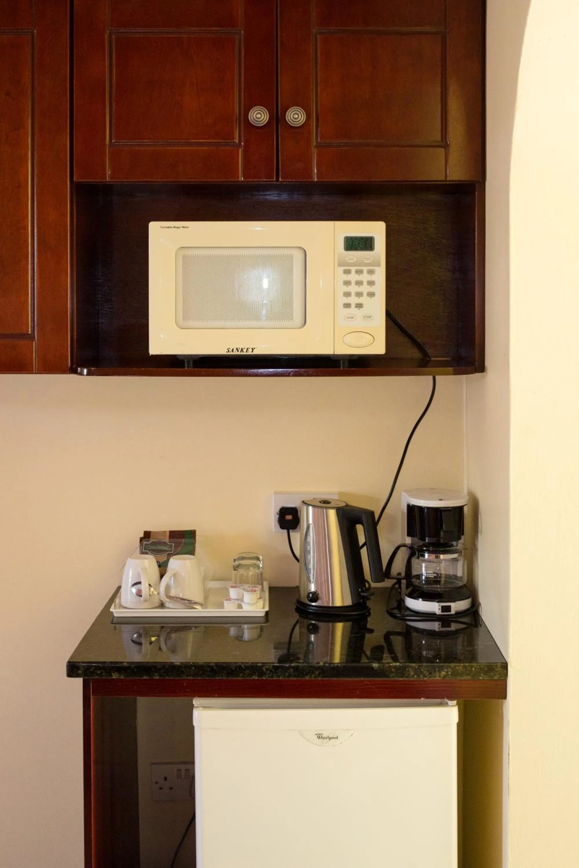 Coffee/tea facilities in Bay Gardens Inn