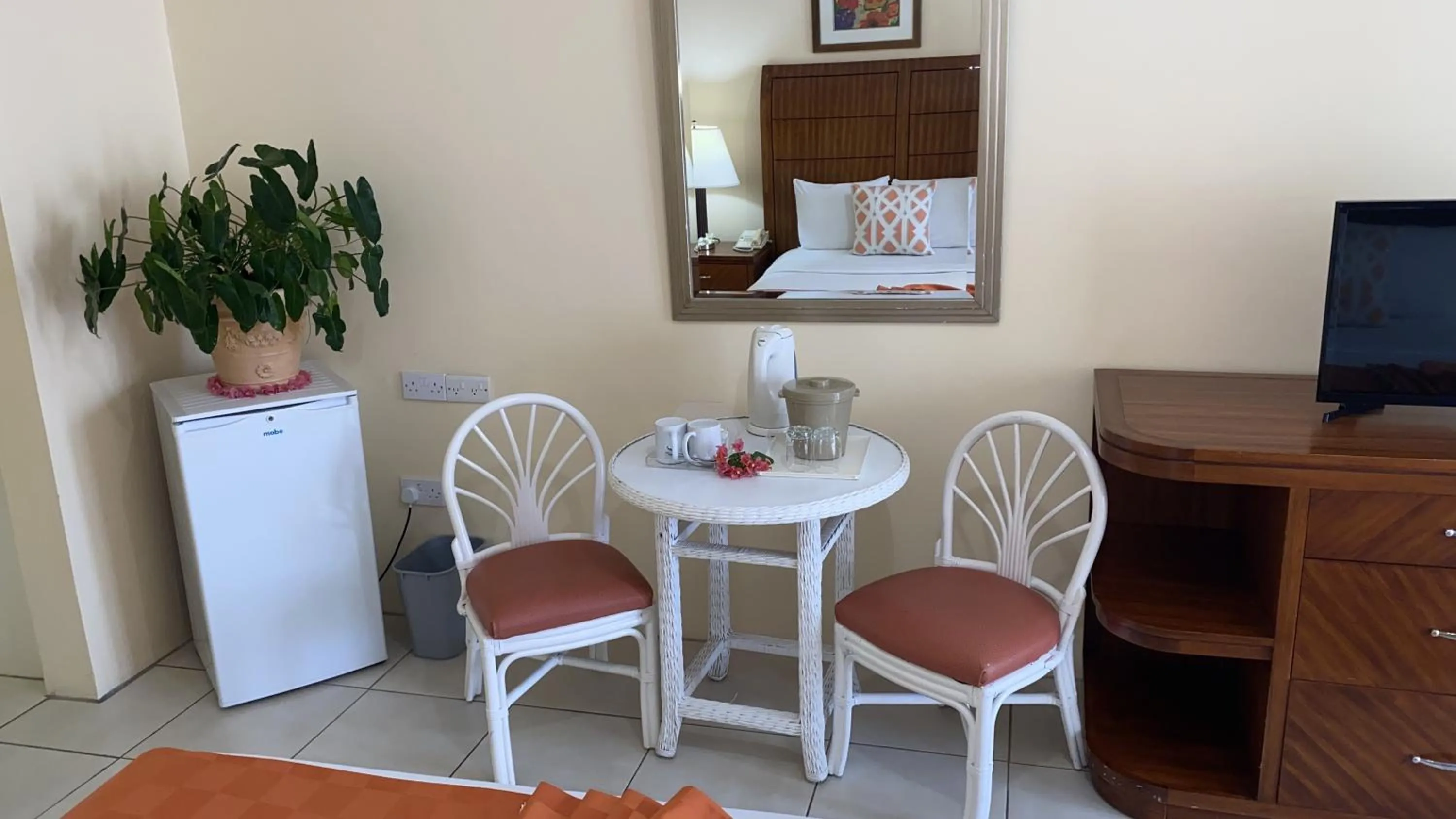 Living room in Bay Gardens Inn