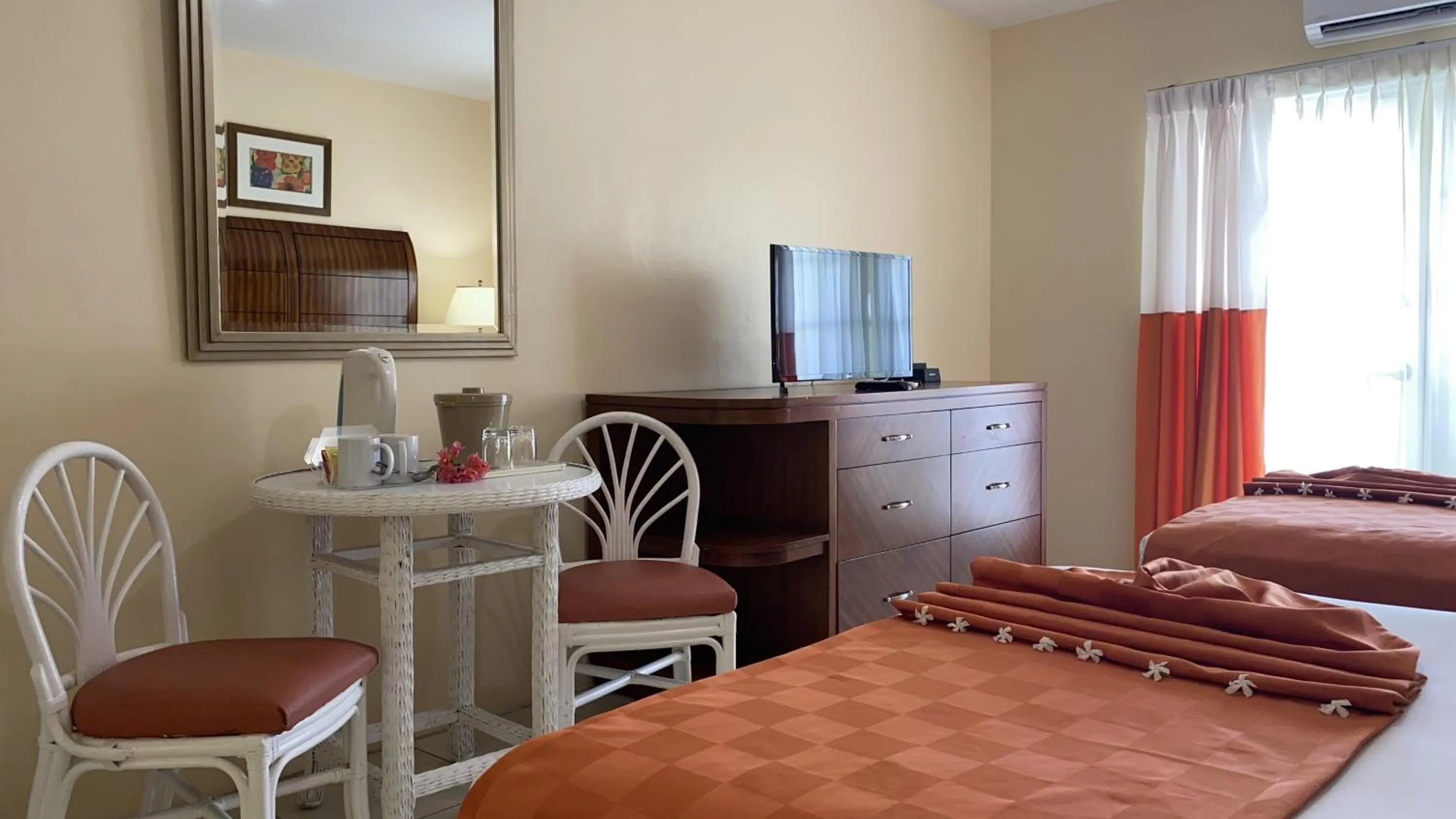 TV and multimedia, Bed in Bay Gardens Inn