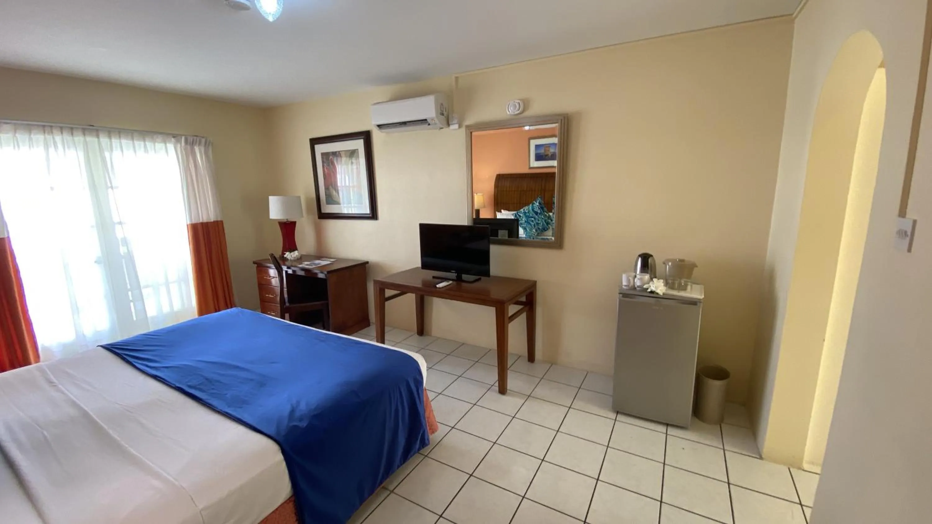 TV and multimedia, Bed in Bay Gardens Inn