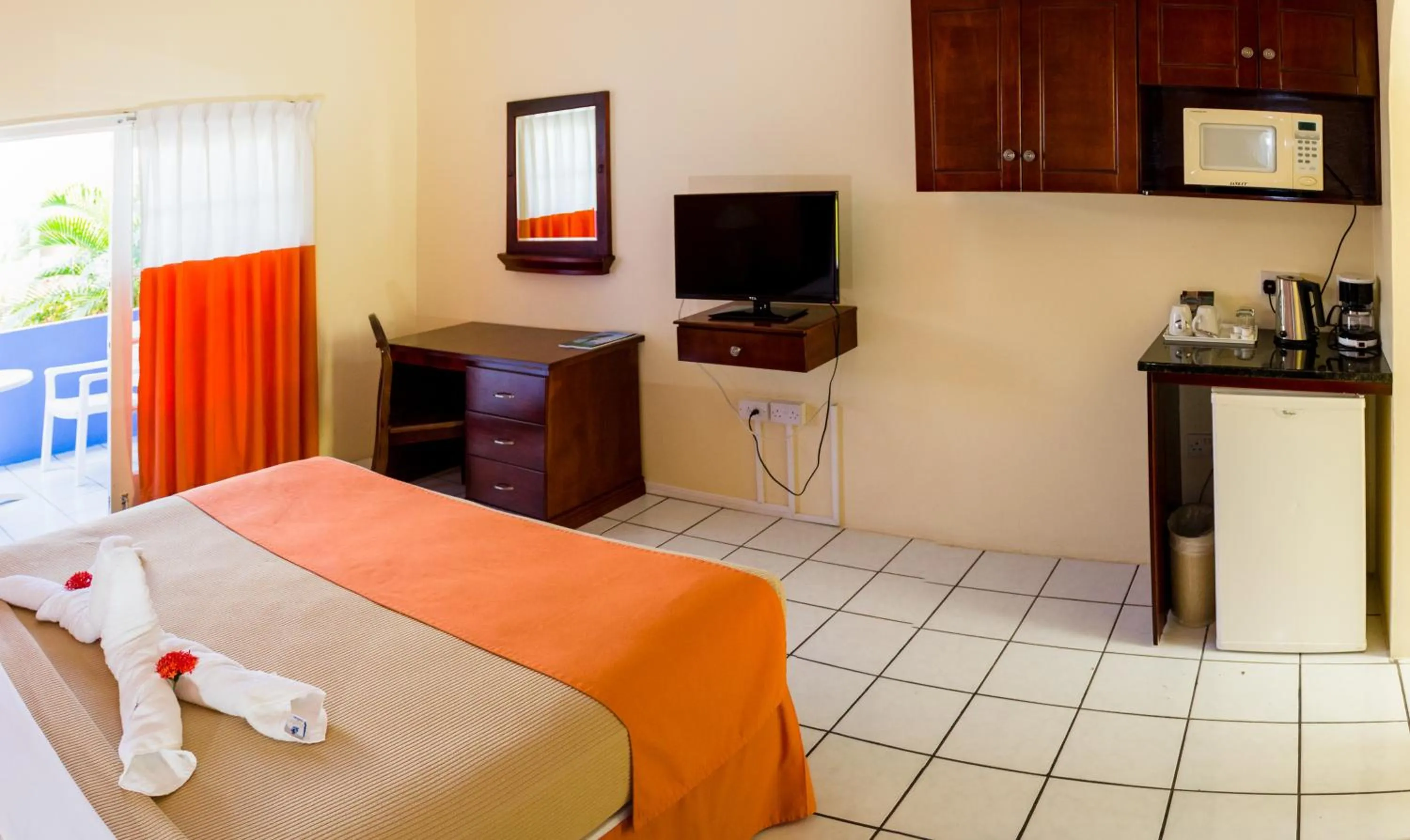 TV and multimedia, Bed in Bay Gardens Inn