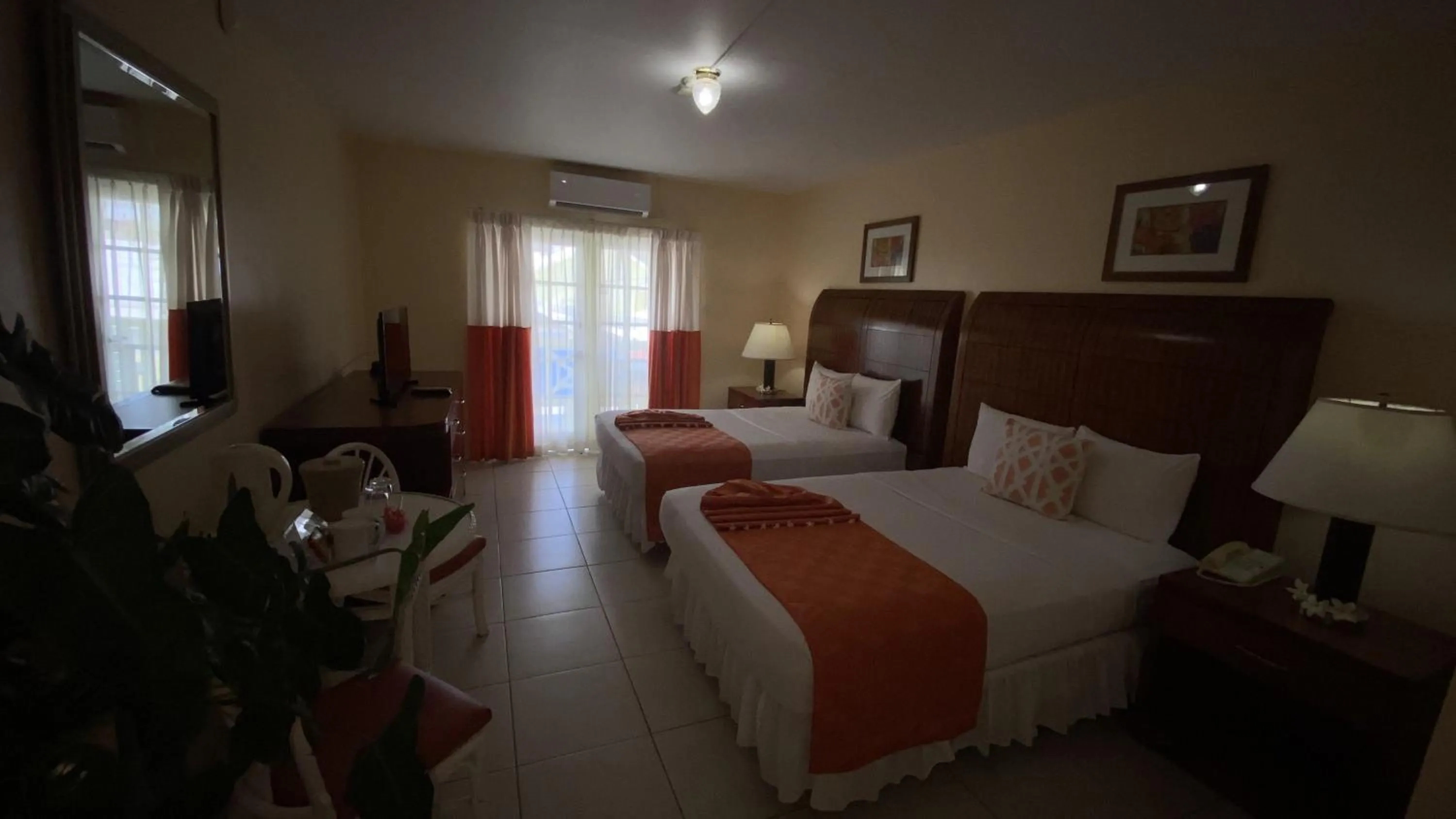 Photo of the whole room, Bed in Bay Gardens Inn