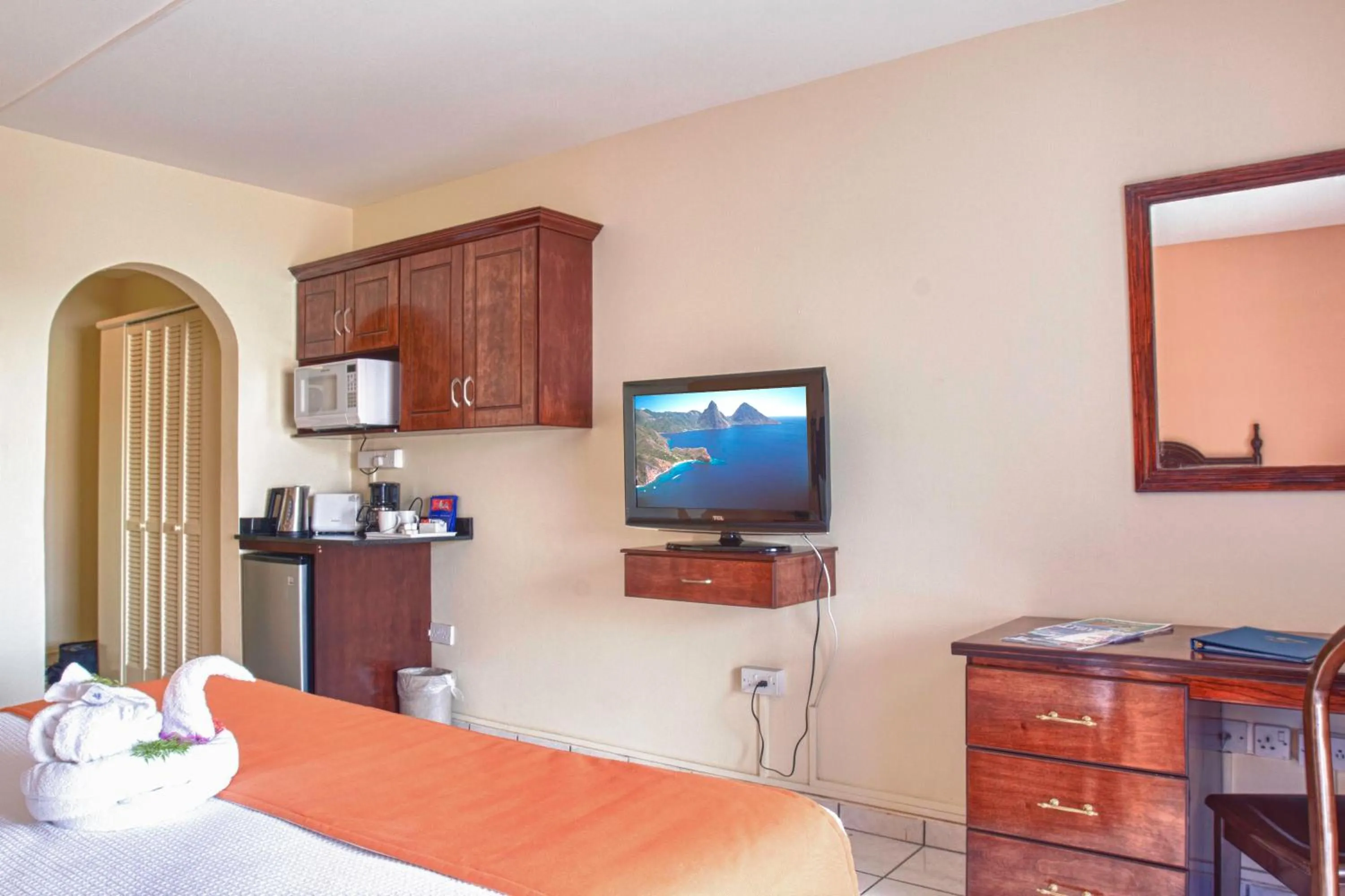 Photo of the whole room, Bed in Bay Gardens Inn