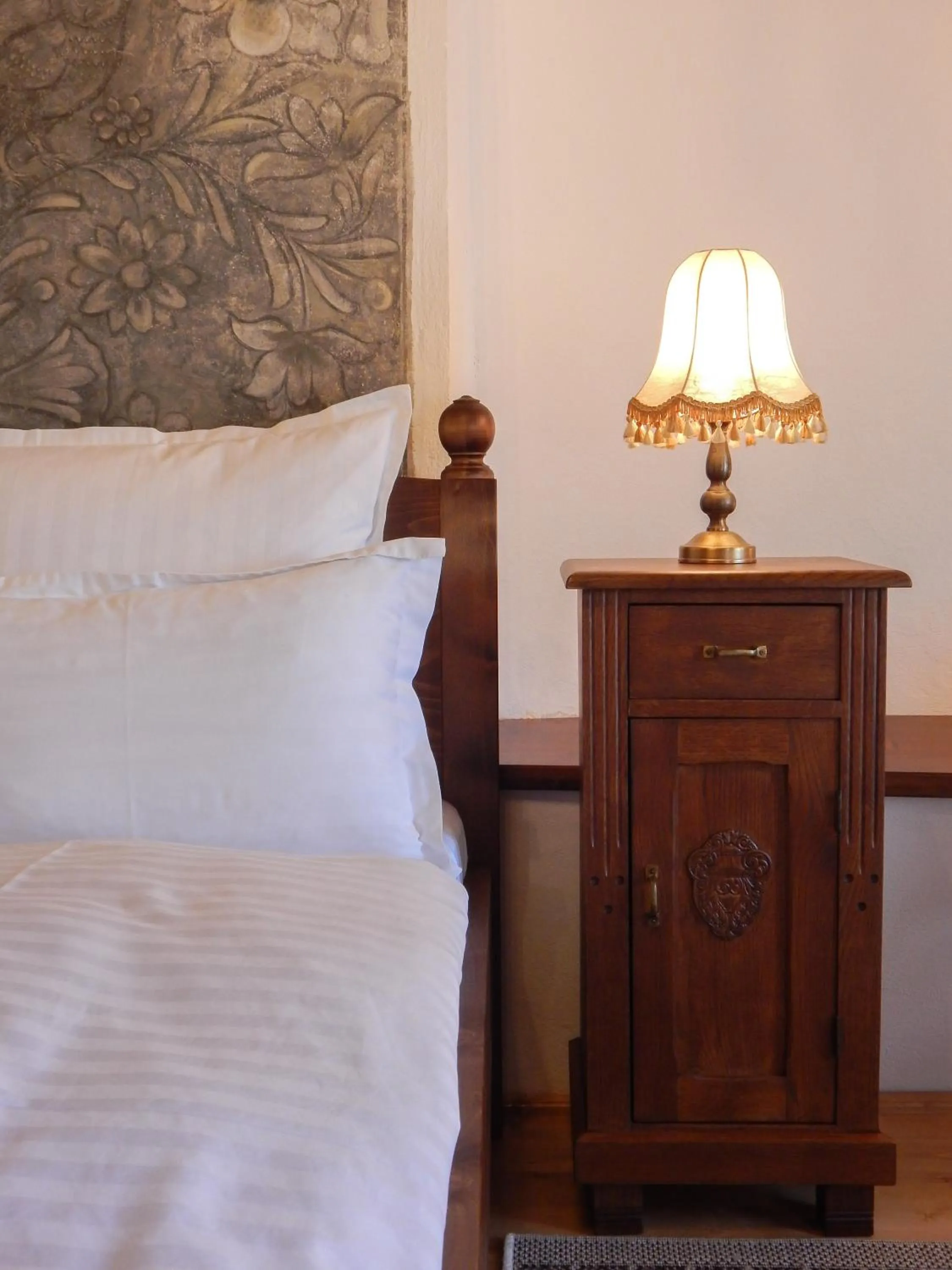 Bed in La Teo Pensiune si Pivnita