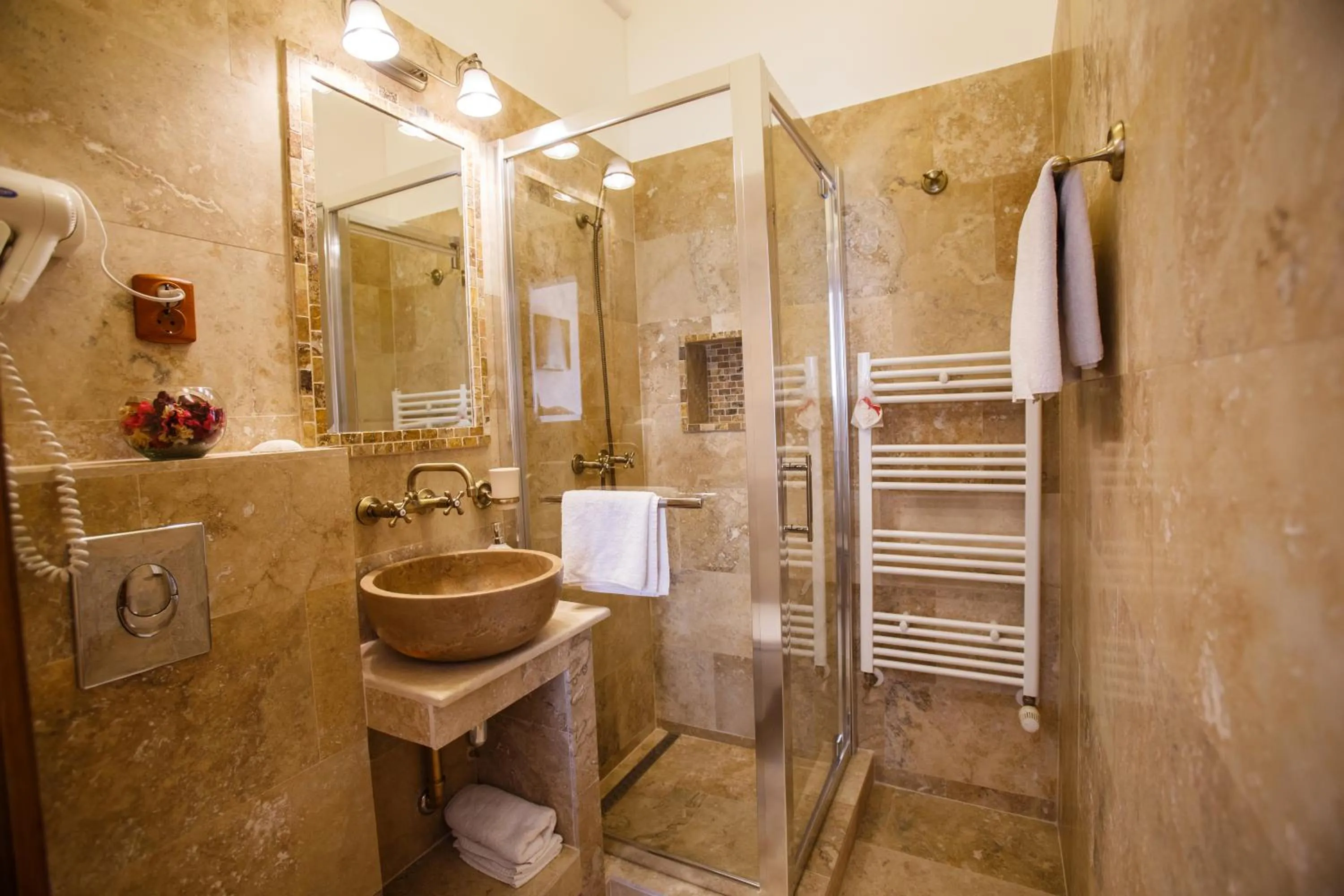 Shower in La Teo Pensiune si Pivnita