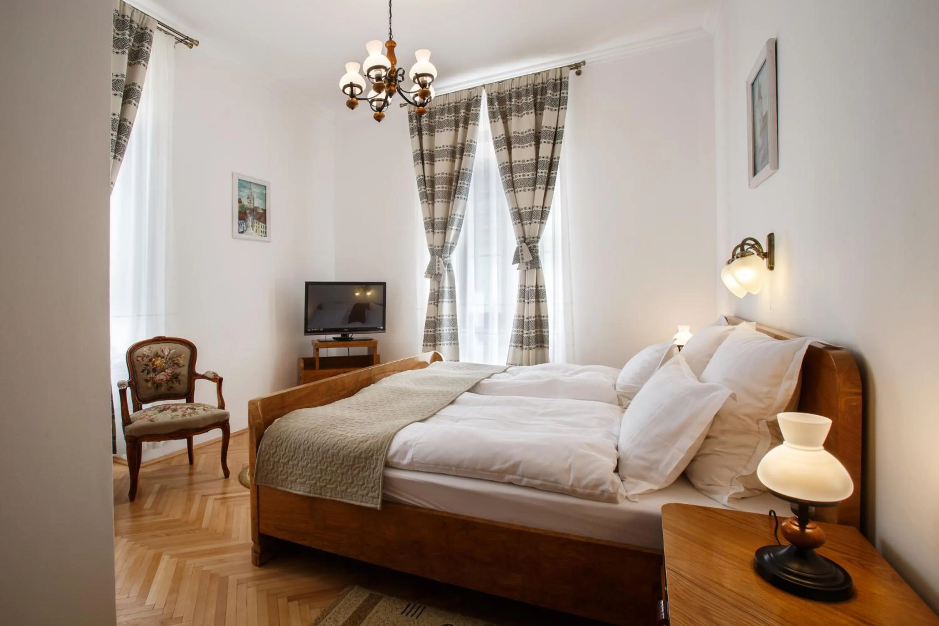 Shower, Bed in La Teo Pensiune si Pivnita