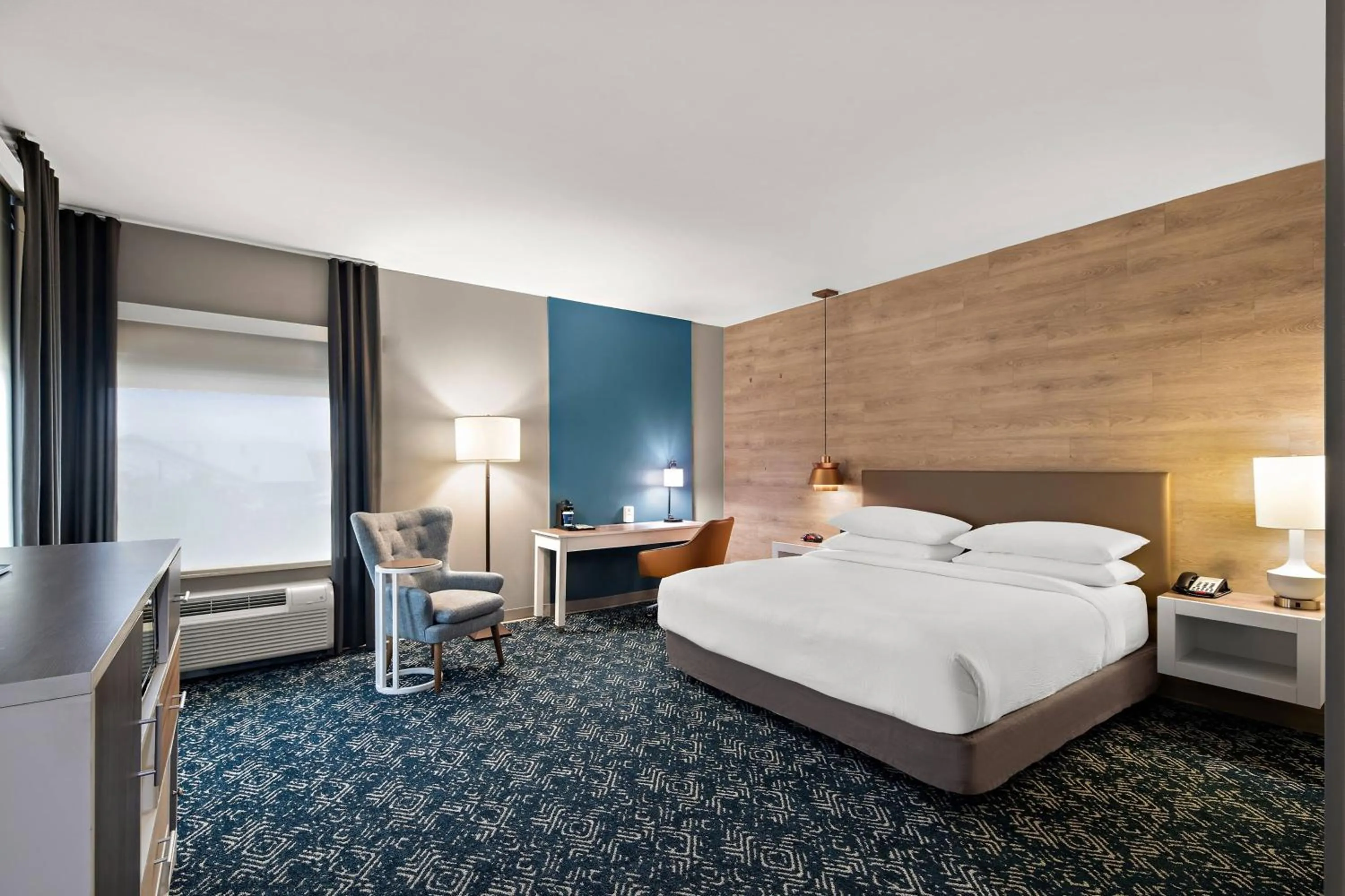 Photo of the whole room, Bed in Four Points by Sheraton Plano