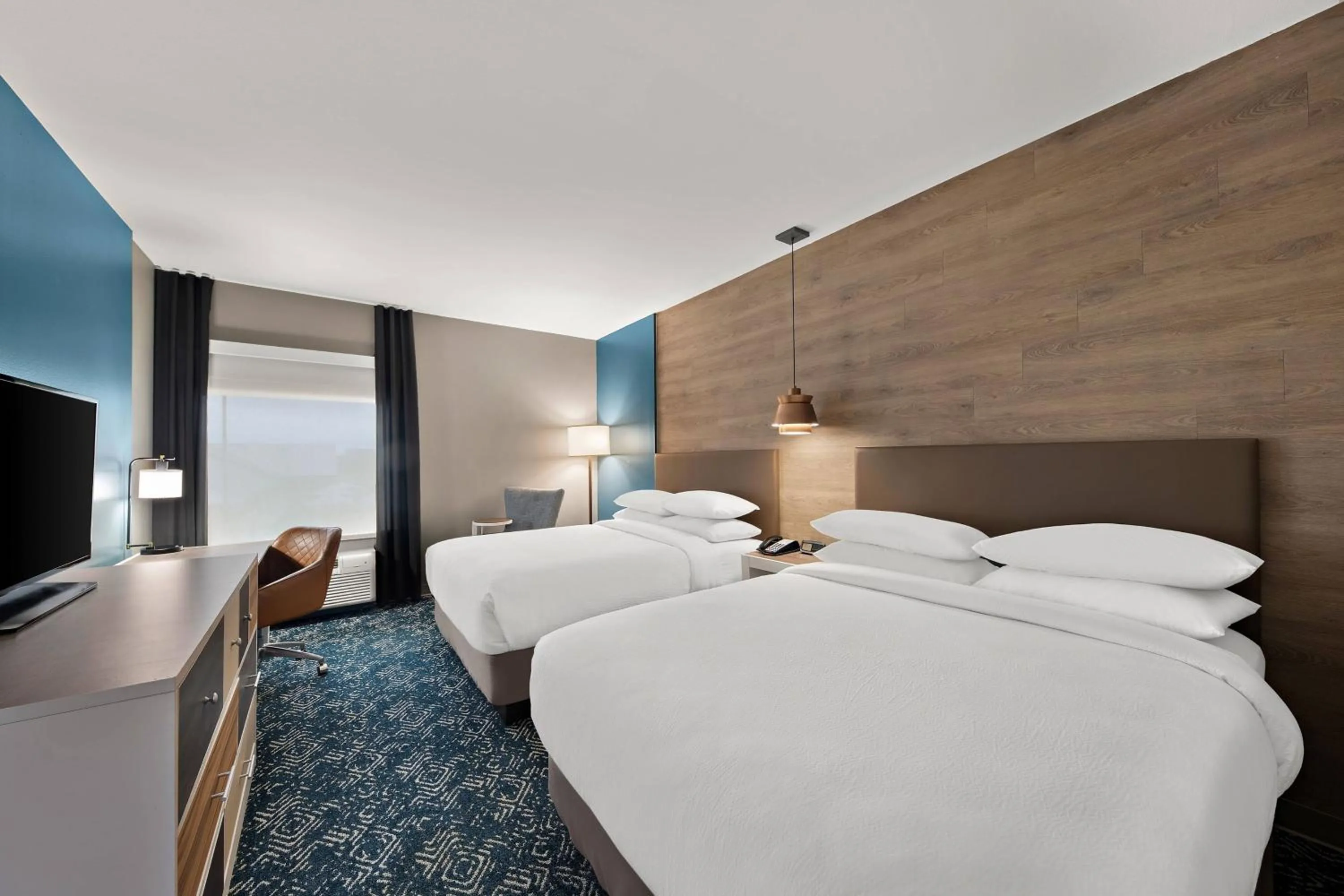 Photo of the whole room, Bed in Four Points by Sheraton Plano