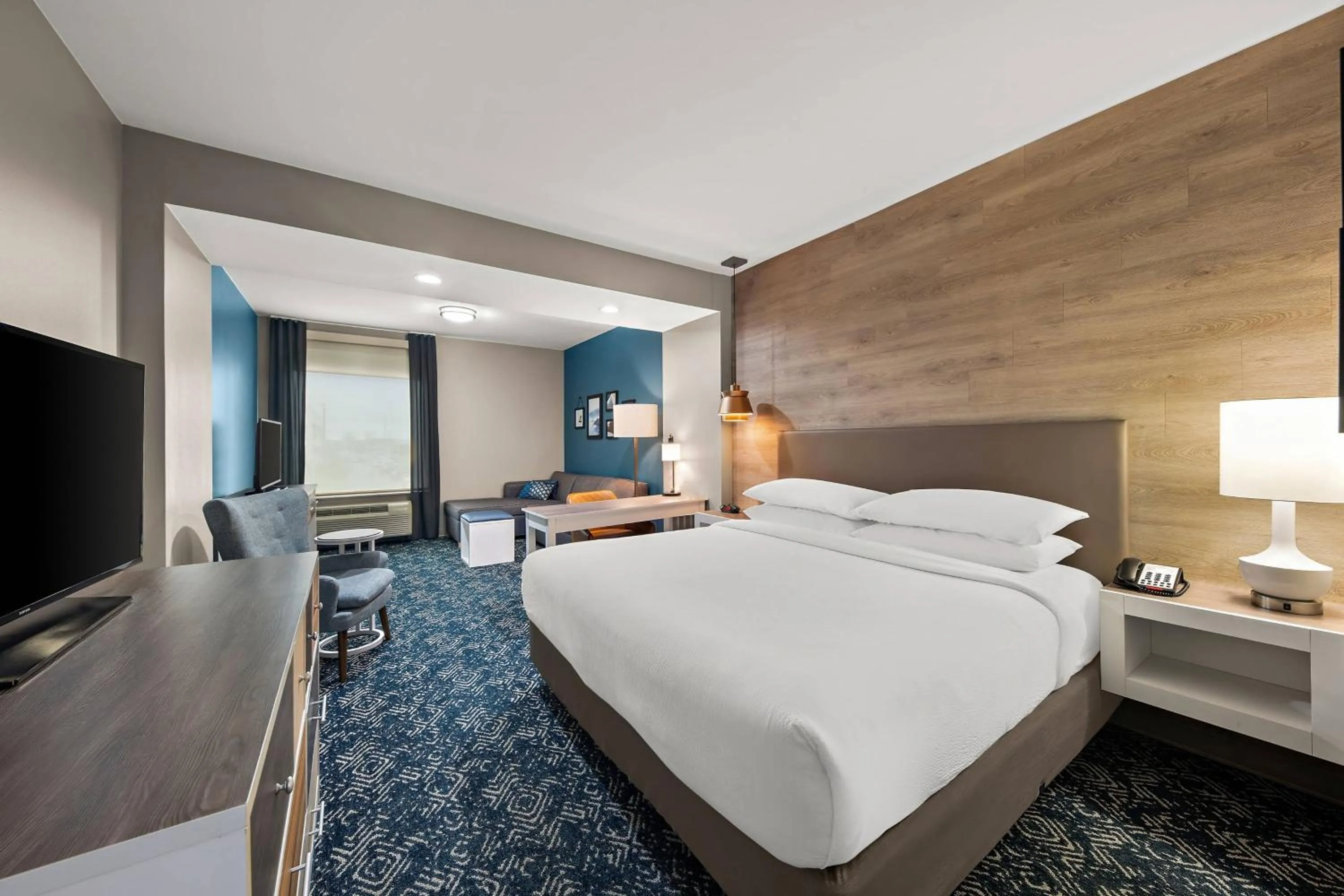 Photo of the whole room, Bed in Four Points by Sheraton Plano