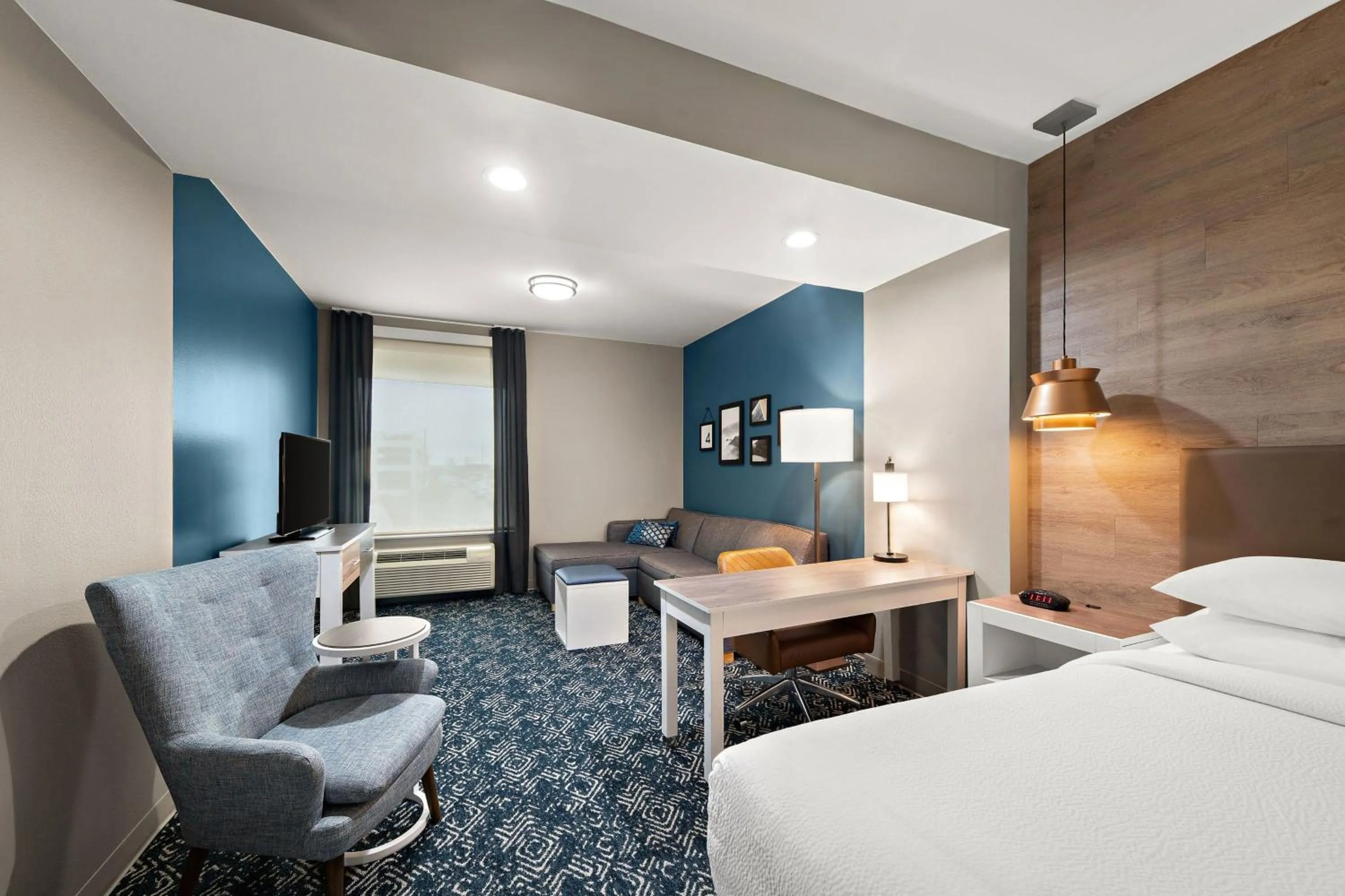 Photo of the whole room, Bed in Four Points by Sheraton Plano