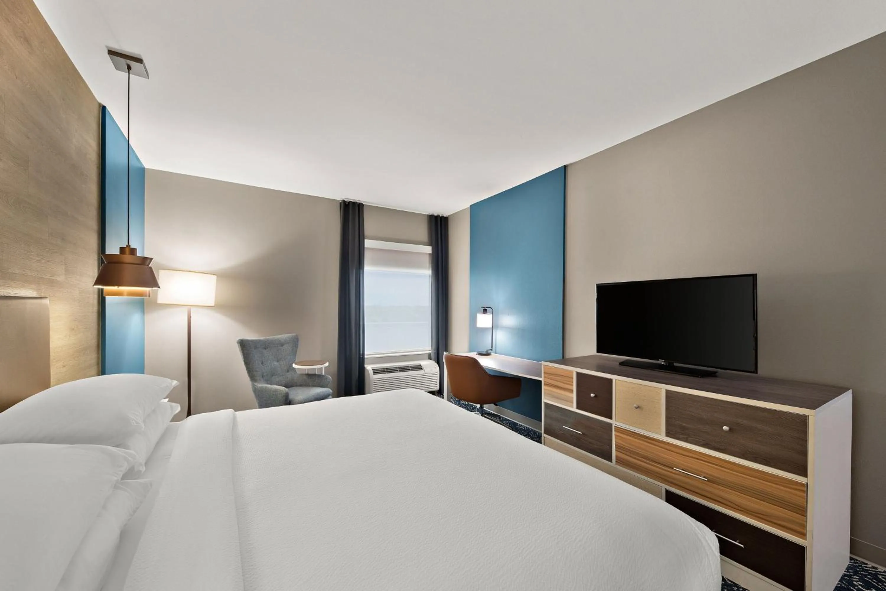 Photo of the whole room, Bed in Four Points by Sheraton Plano