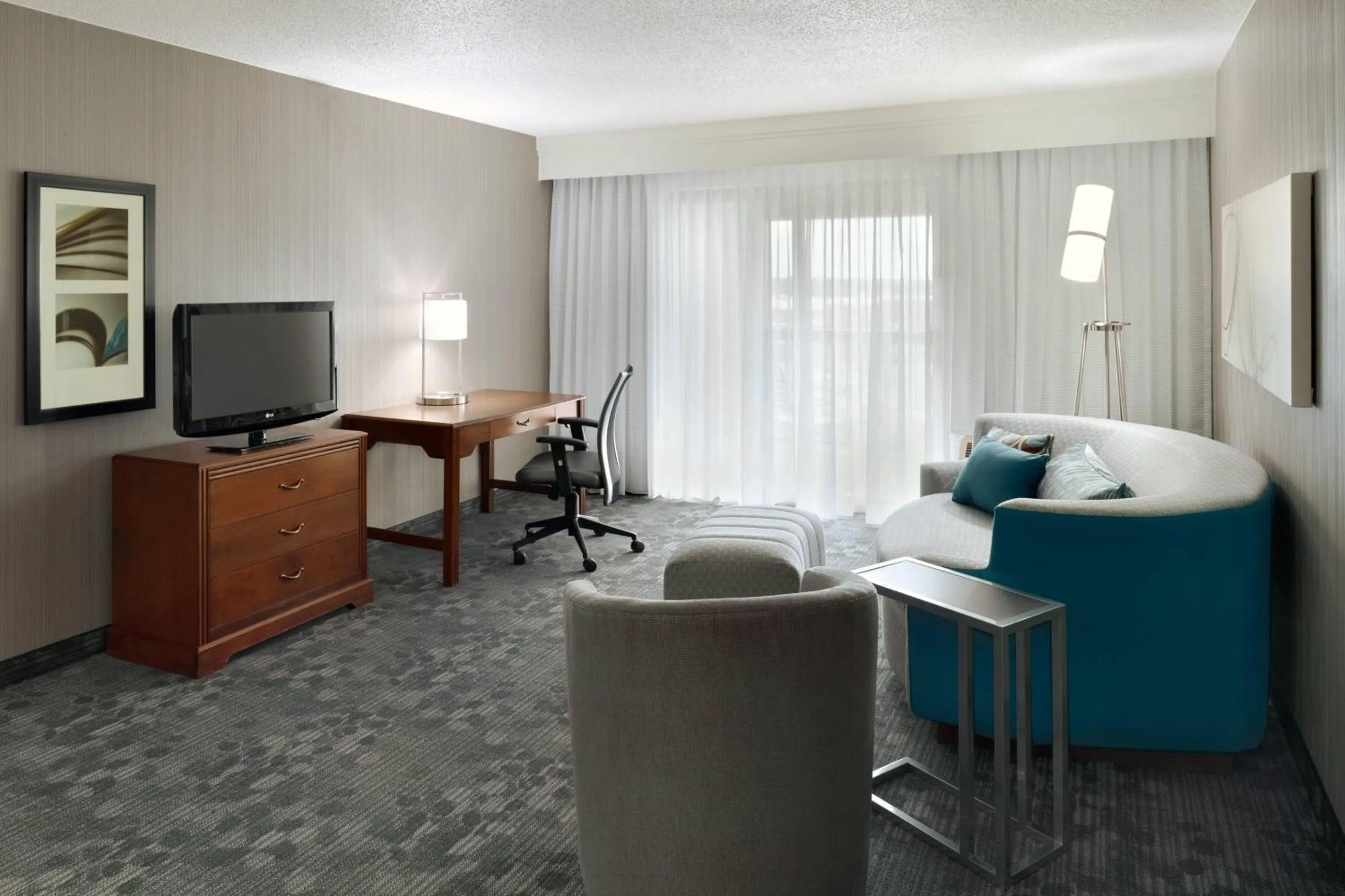 Living room, Bed in Courtyard by Marriott Dayton Beavercreek
