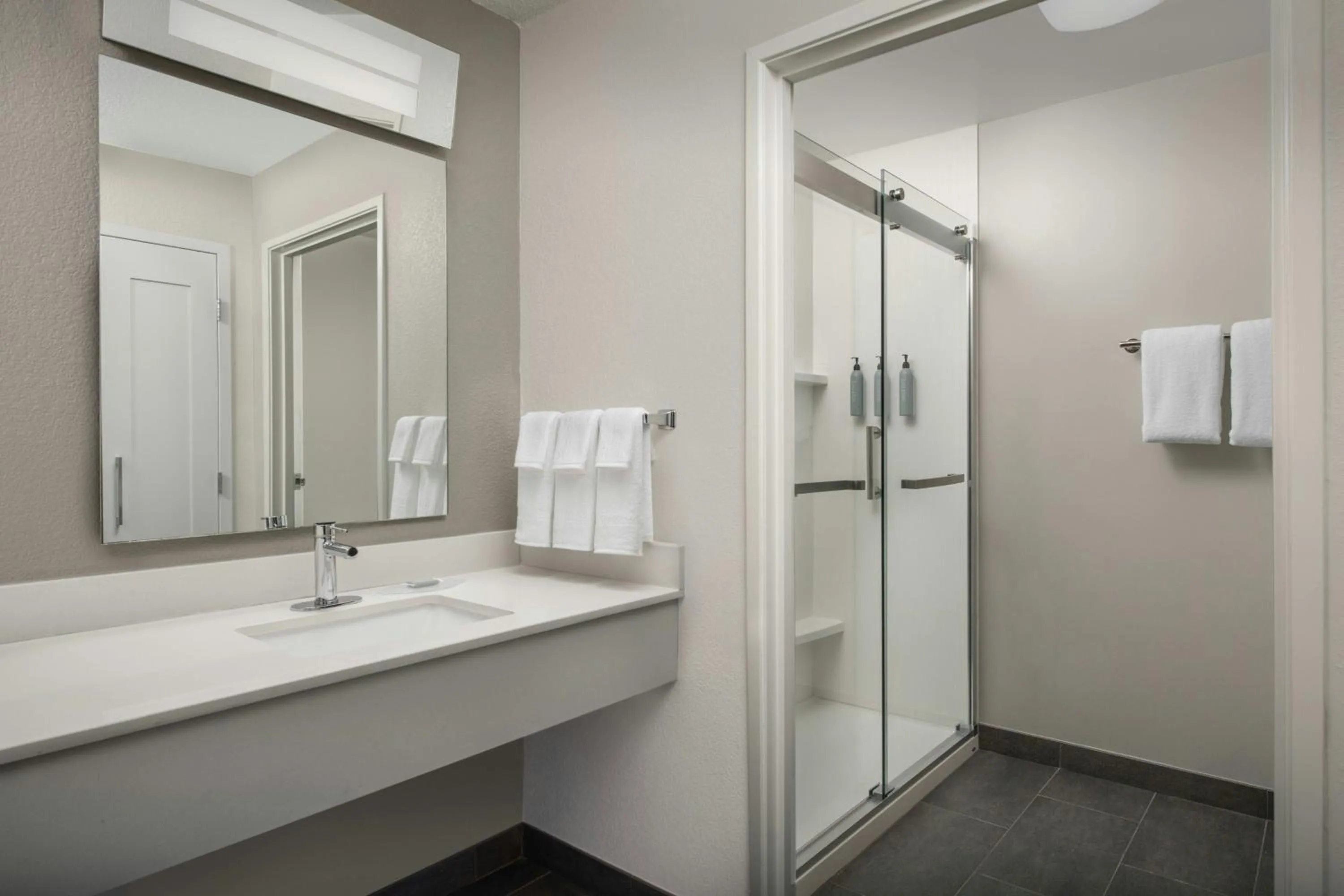 Bathroom in Courtyard by Marriott Dayton Beavercreek