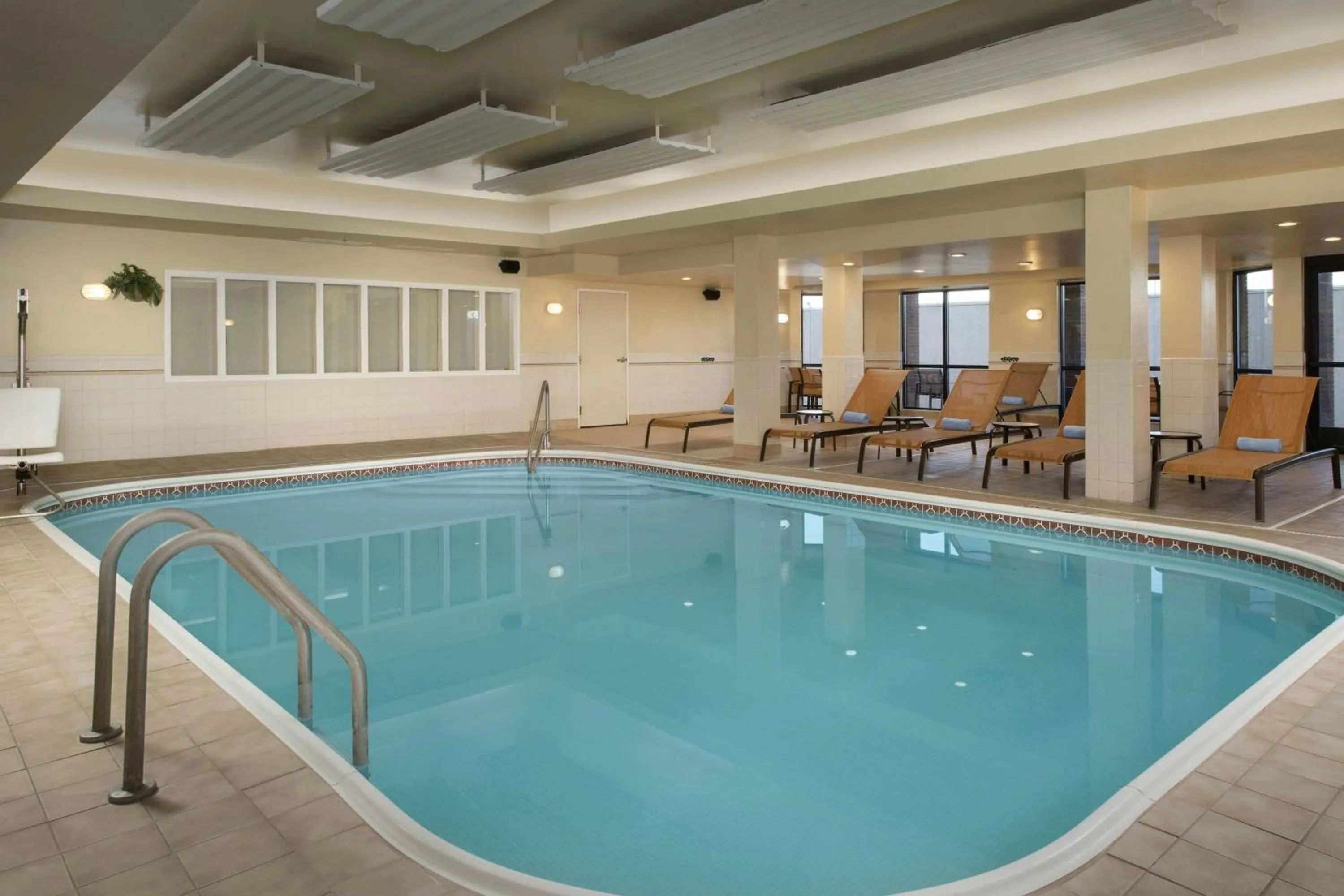 Swimming pool in Courtyard by Marriott Dayton Beavercreek