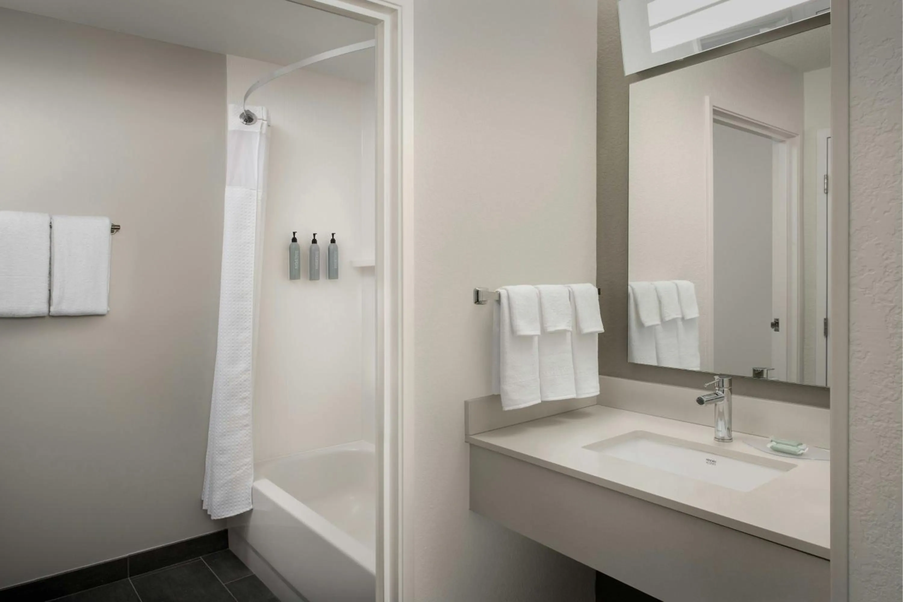 Bathroom in Courtyard by Marriott Dayton Beavercreek