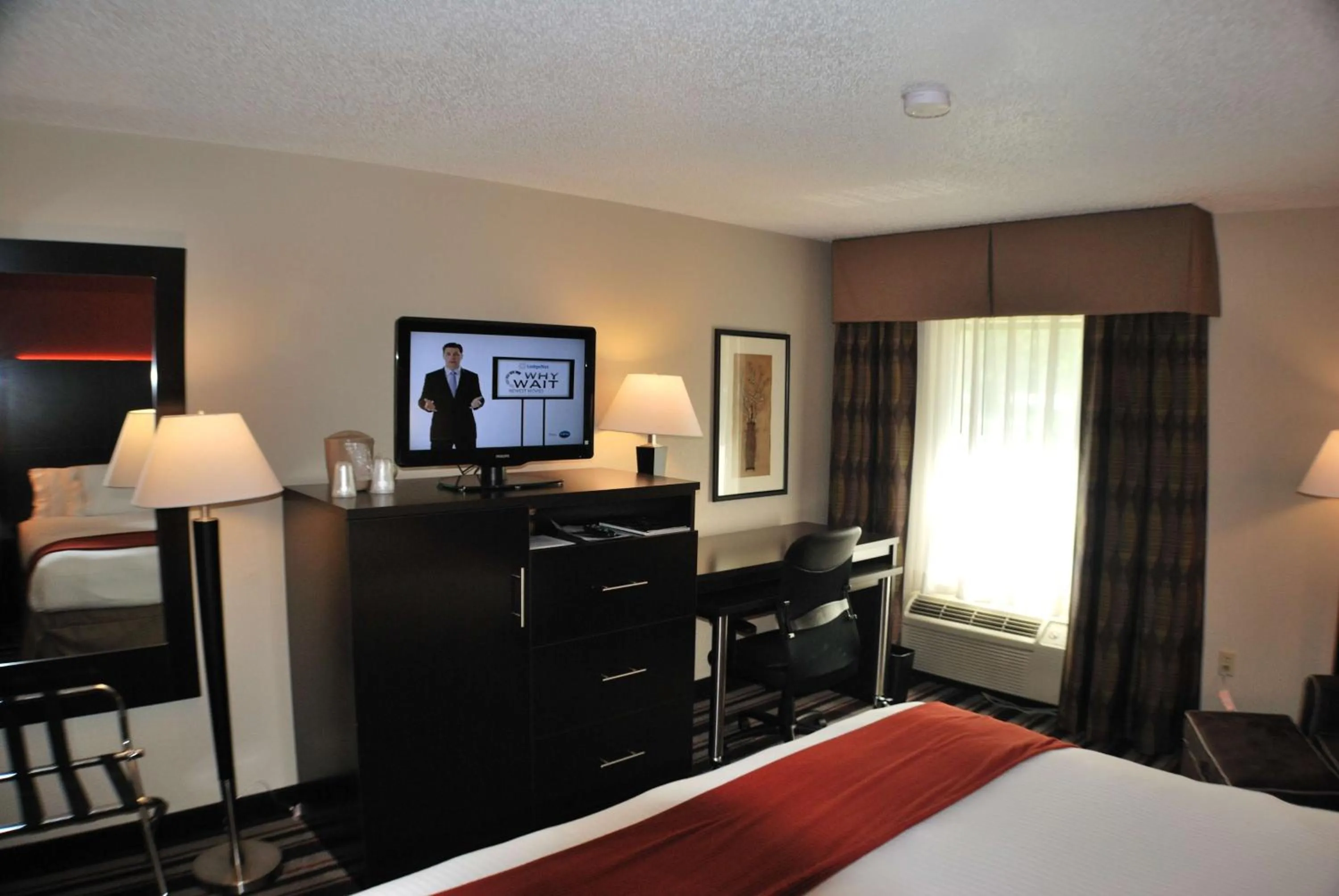 Photo of the whole room, Bed in Holiday Inn Express Nashville W-I40 by IHG