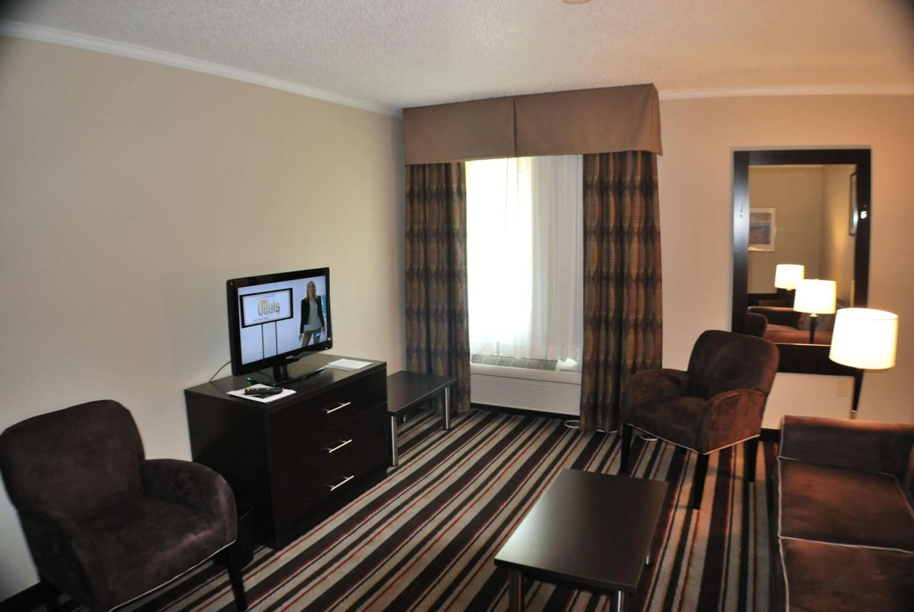 Photo of the whole room in Holiday Inn Express Nashville W-I40 by IHG
