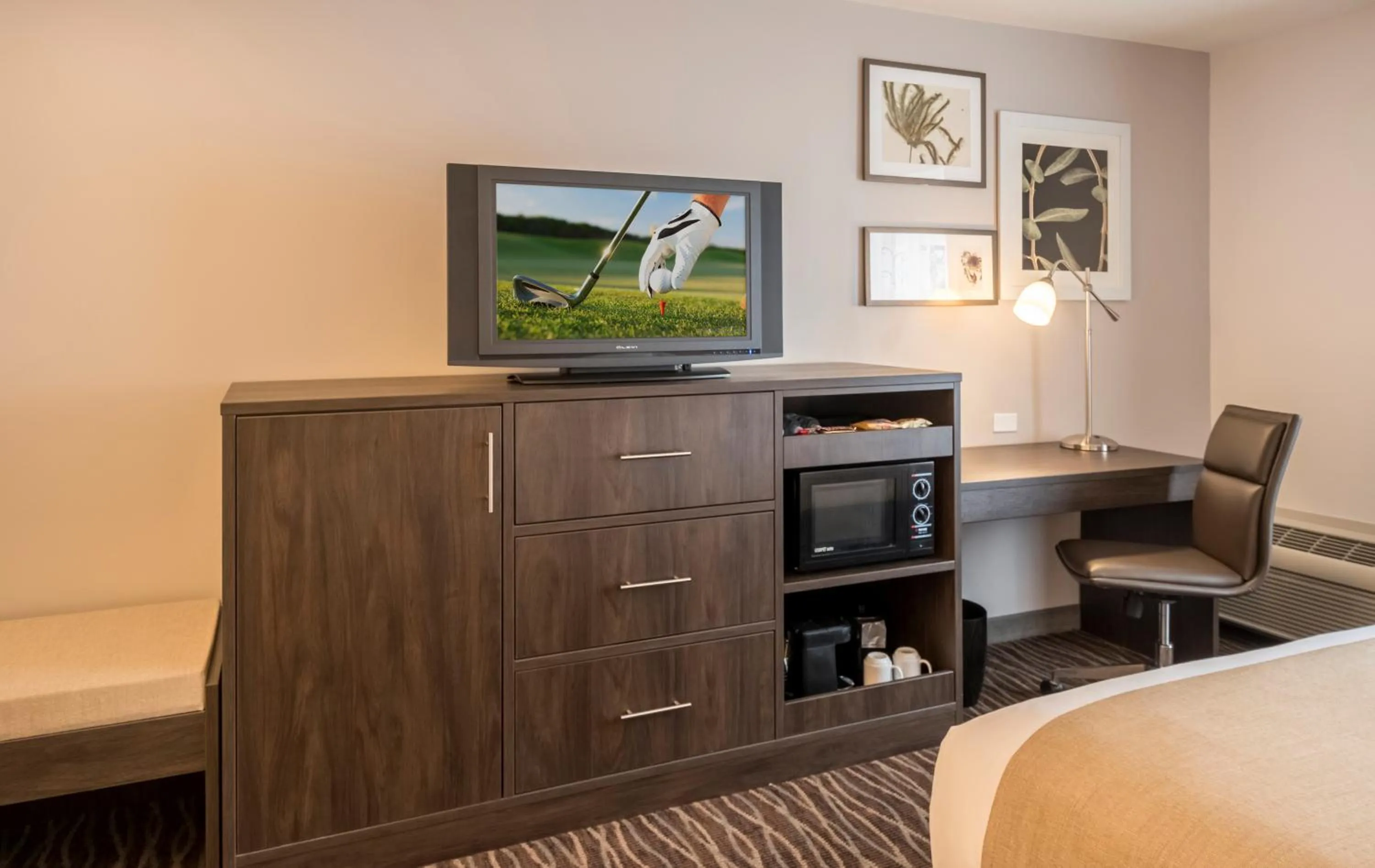 TV and multimedia, Bed in Country Inn & Suites by Radisson, Rochester-Pittsford-Brighton, NY