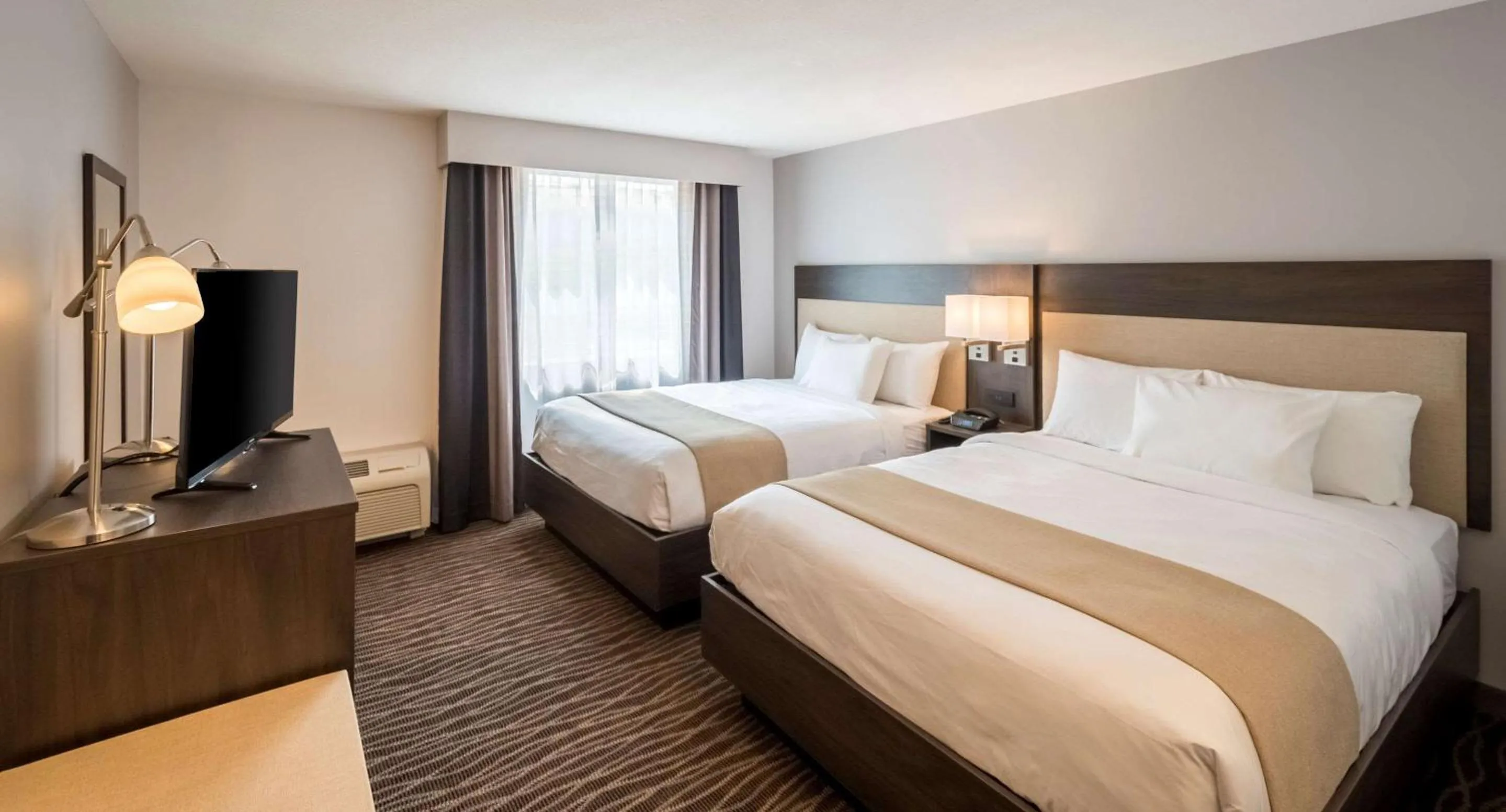 Bedroom, Bed in Country Inn & Suites by Radisson, Rochester-Pittsford-Brighton, NY