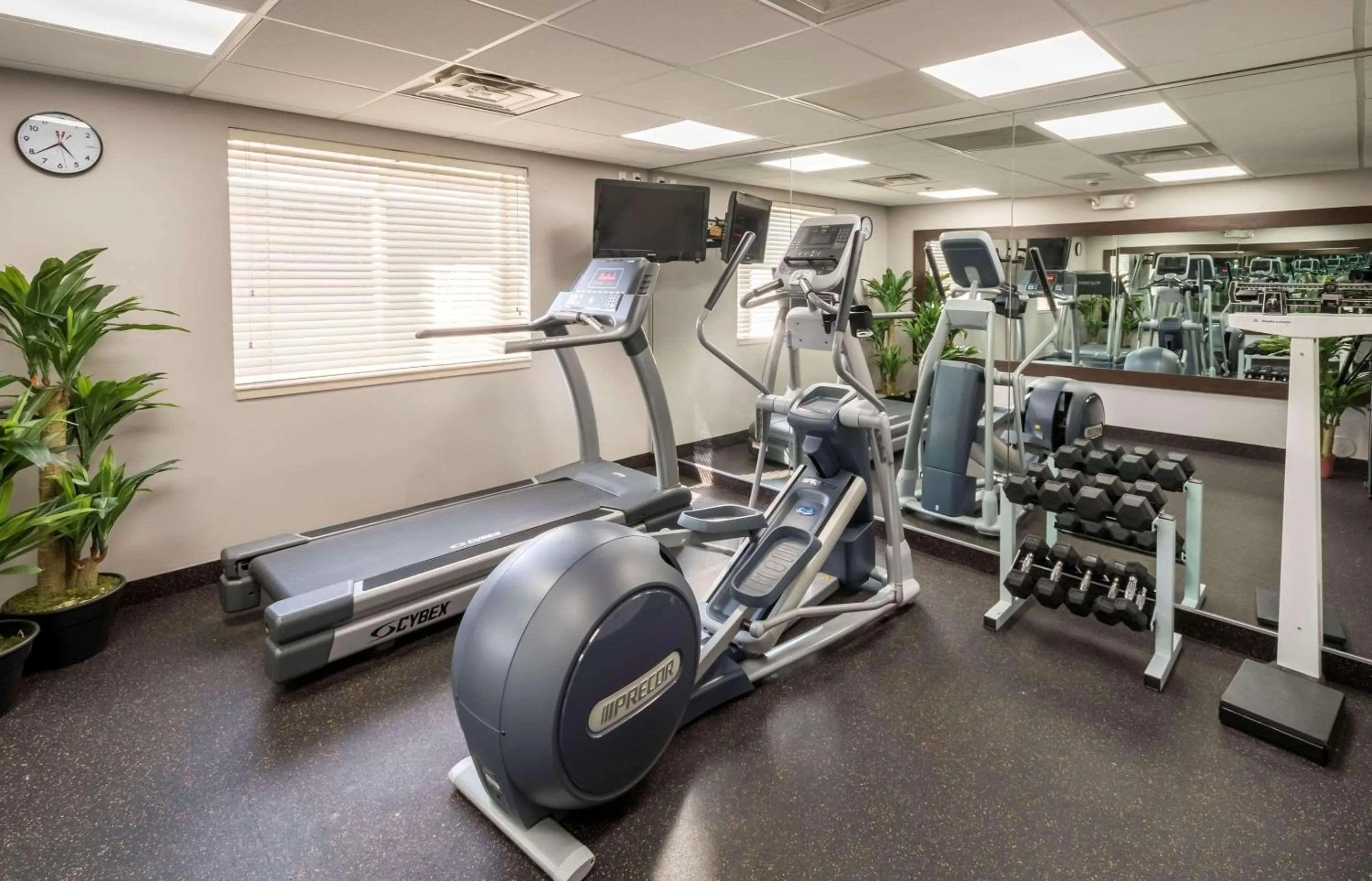 Fitness centre/facilities in Country Inn & Suites by Radisson, Rochester-Pittsford-Brighton, NY