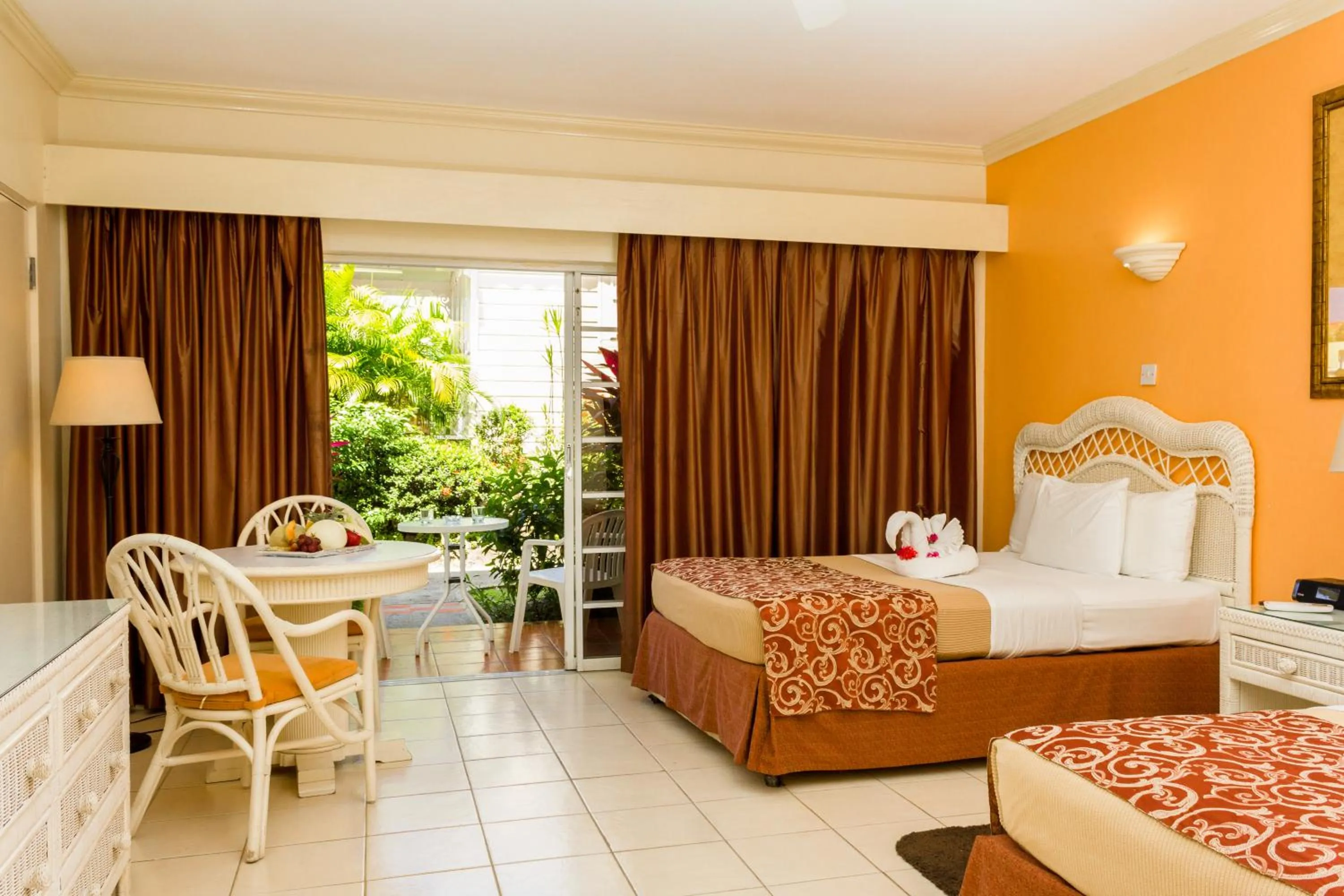 Garden view, Bed in Bay Gardens Hotel