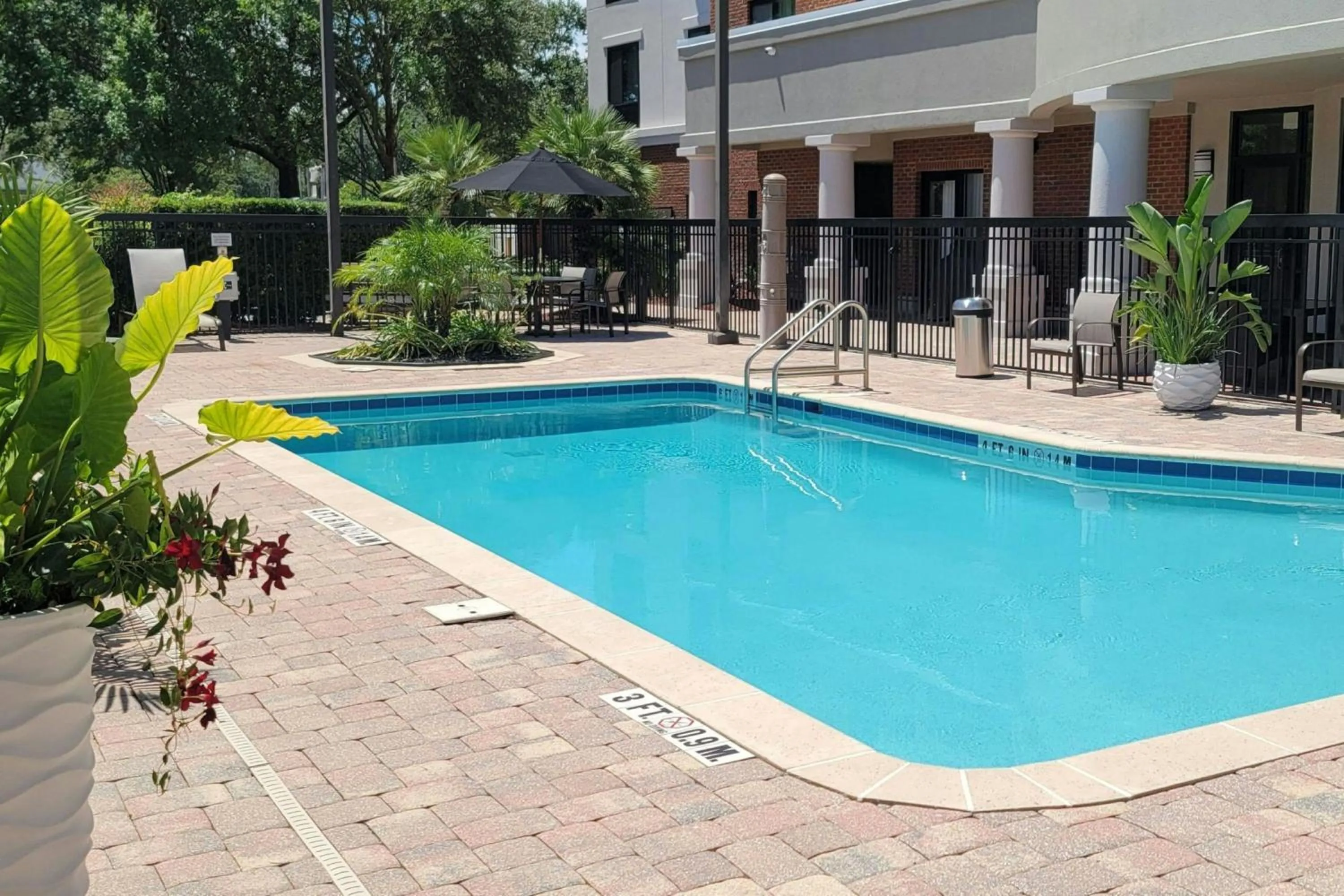 Swimming pool in Courtyard by Marriott Jacksonville I-295/East Beltway